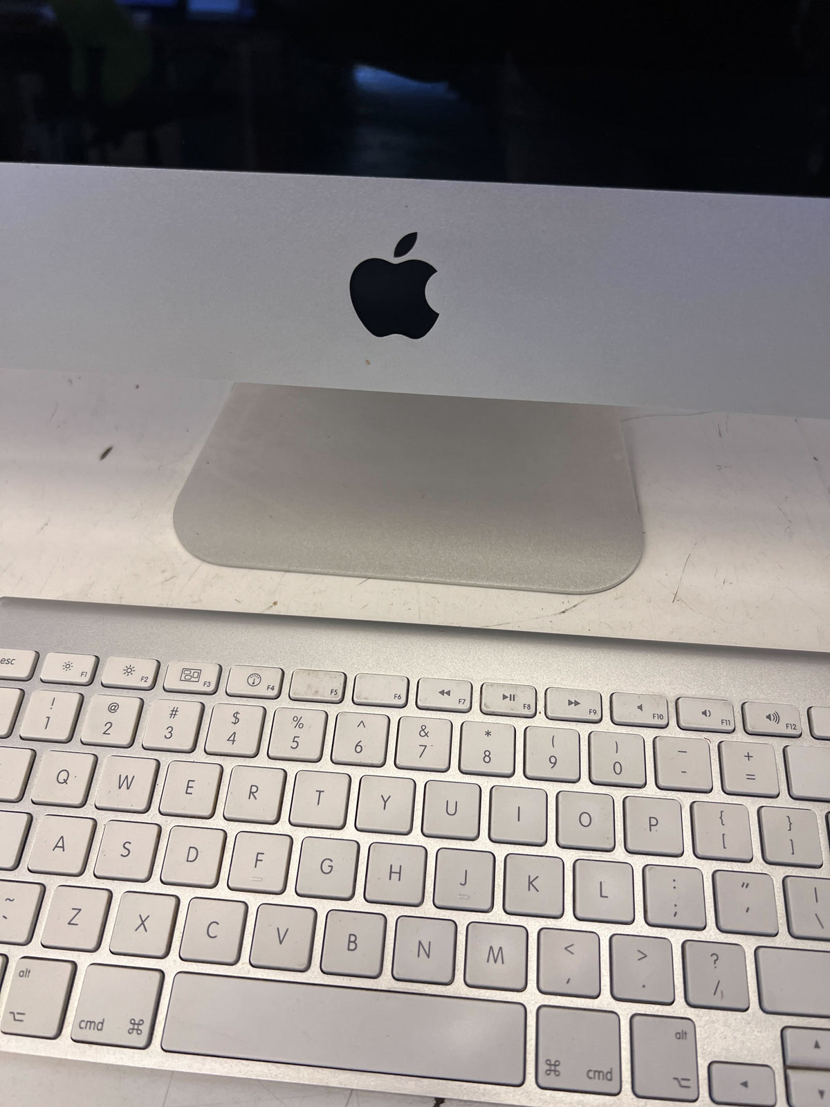 Apple iMac Desktop Computer intel core i5 4GB RAM with Silver Finish and Wireless Keyboard