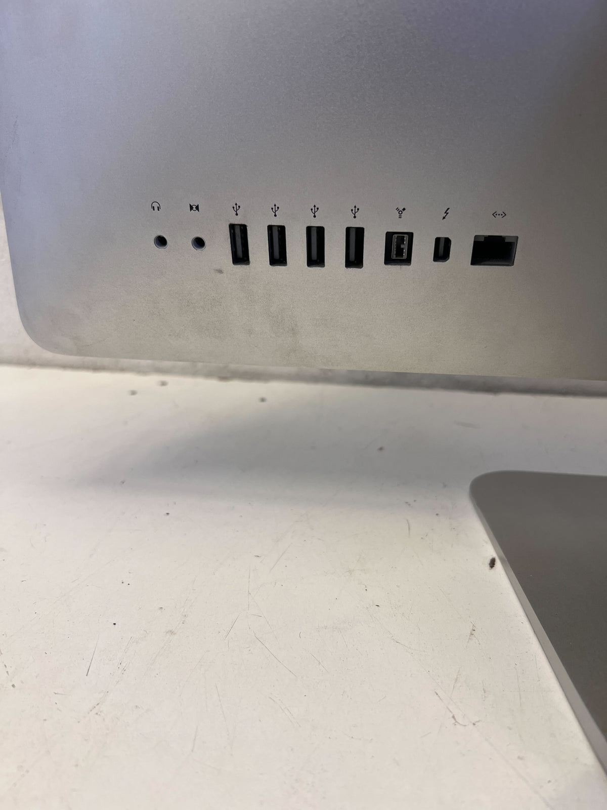 Apple iMac Desktop Computer intel core i5 4GB RAM with Silver Finish and Wireless Keyboard