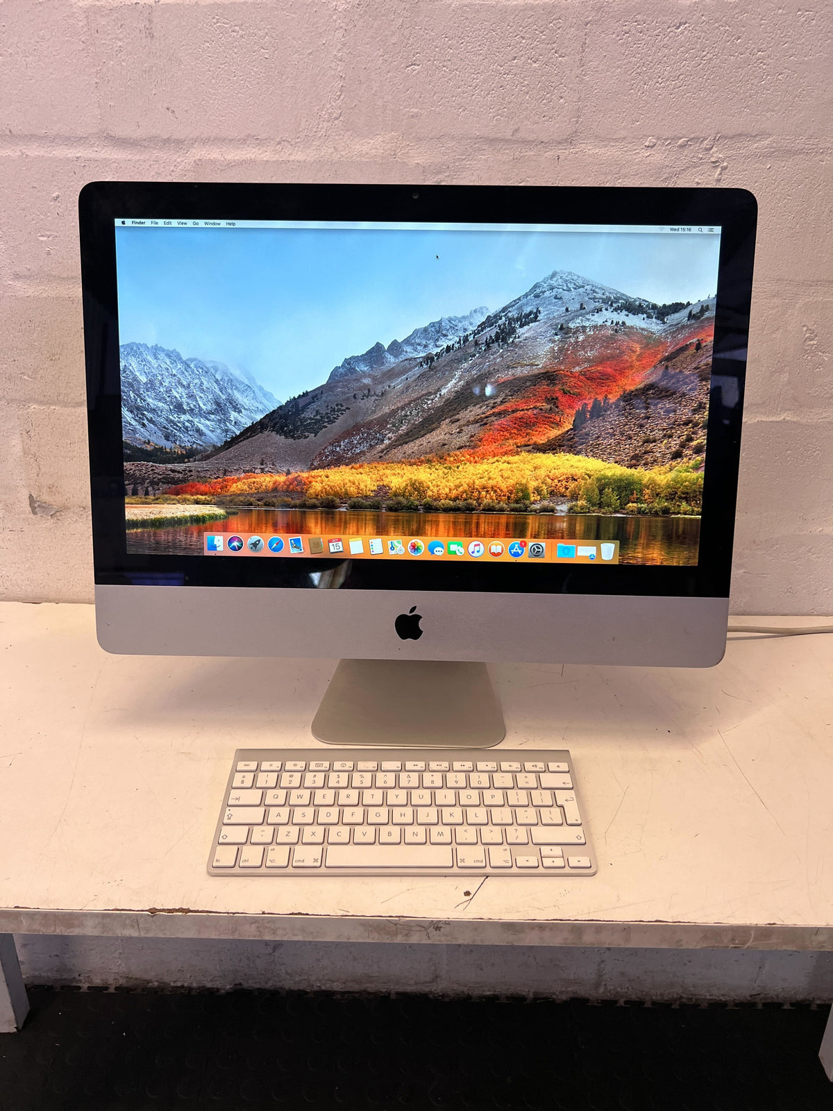 Apple iMac Desktop Computer intel core i5 4GB RAM with Silver Finish and Wireless Keyboard