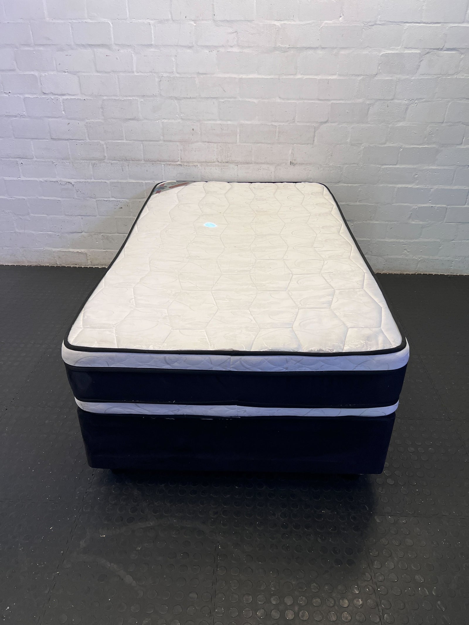 Comfortable 3/4 Bed with Minor Wear - Foam & Fabric