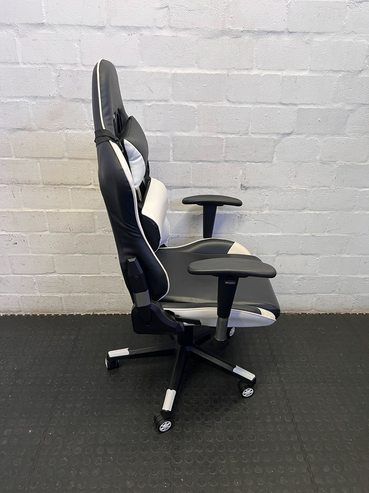 Black & White Gaming Chair - Comfort for Long Sessions