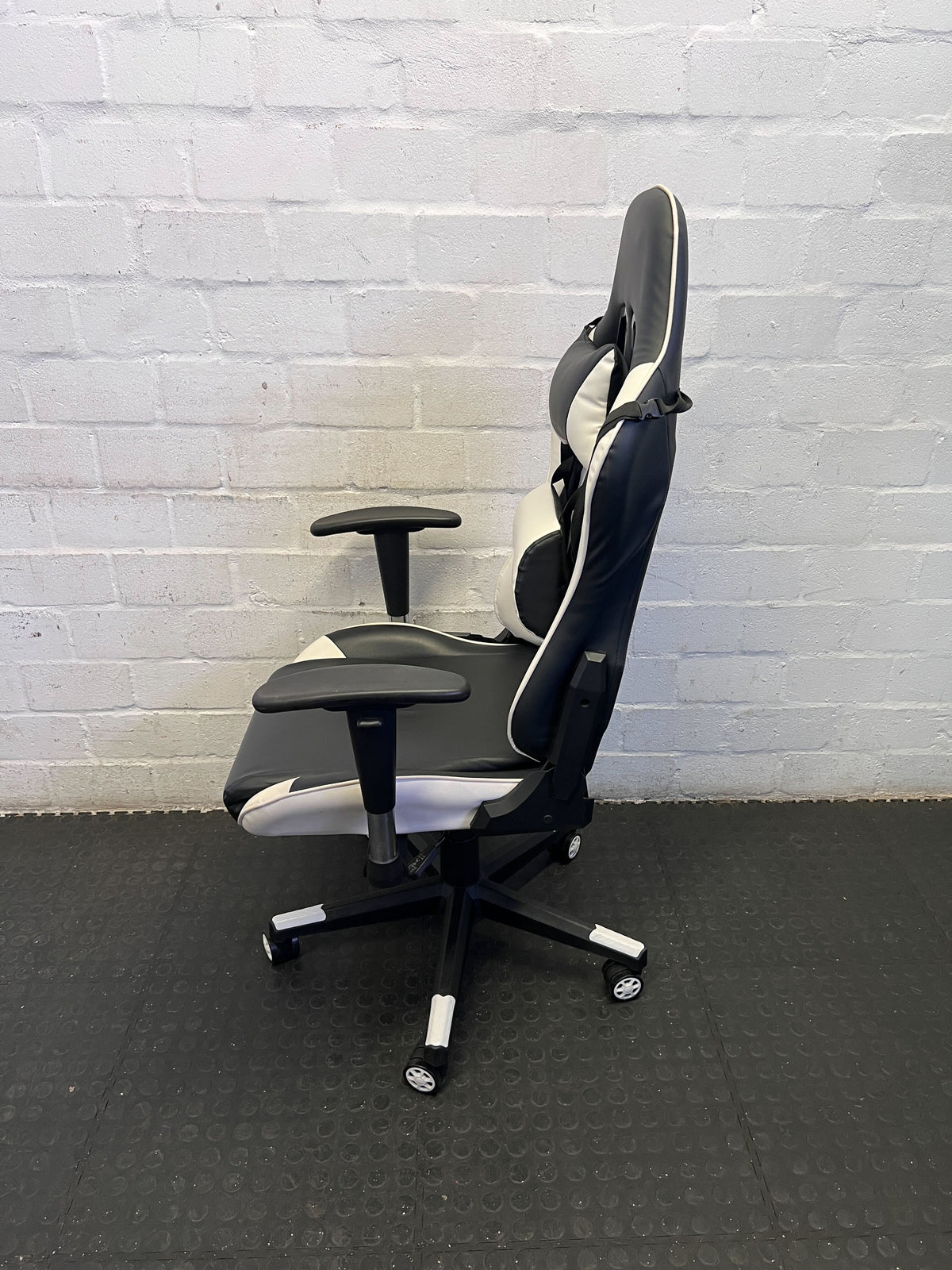 Black & White Gaming Chair - Comfort for Long Sessions