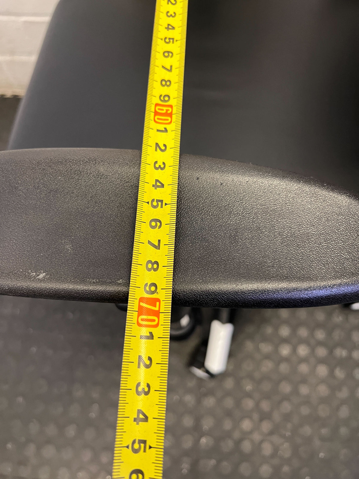 Black & White Gaming Chair - Comfort for Long Sessions