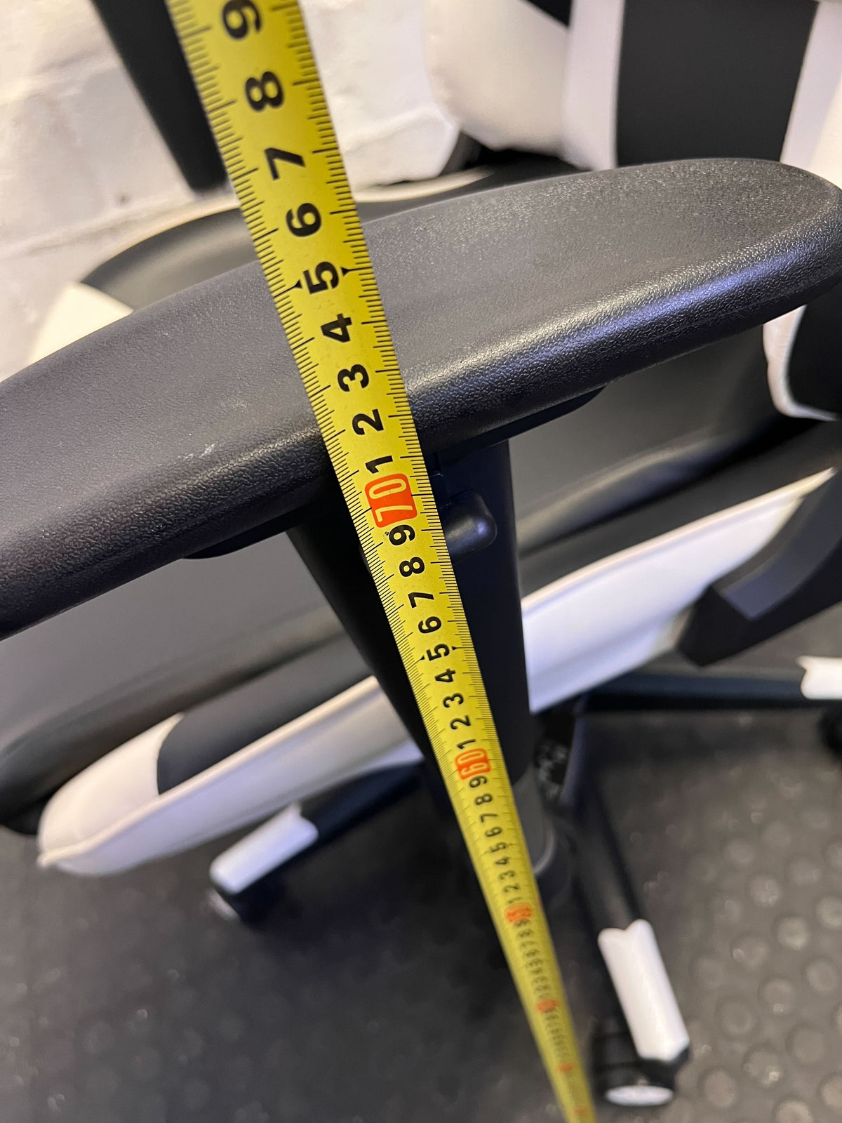 Black & White Gaming Chair - Comfort for Long Sessions