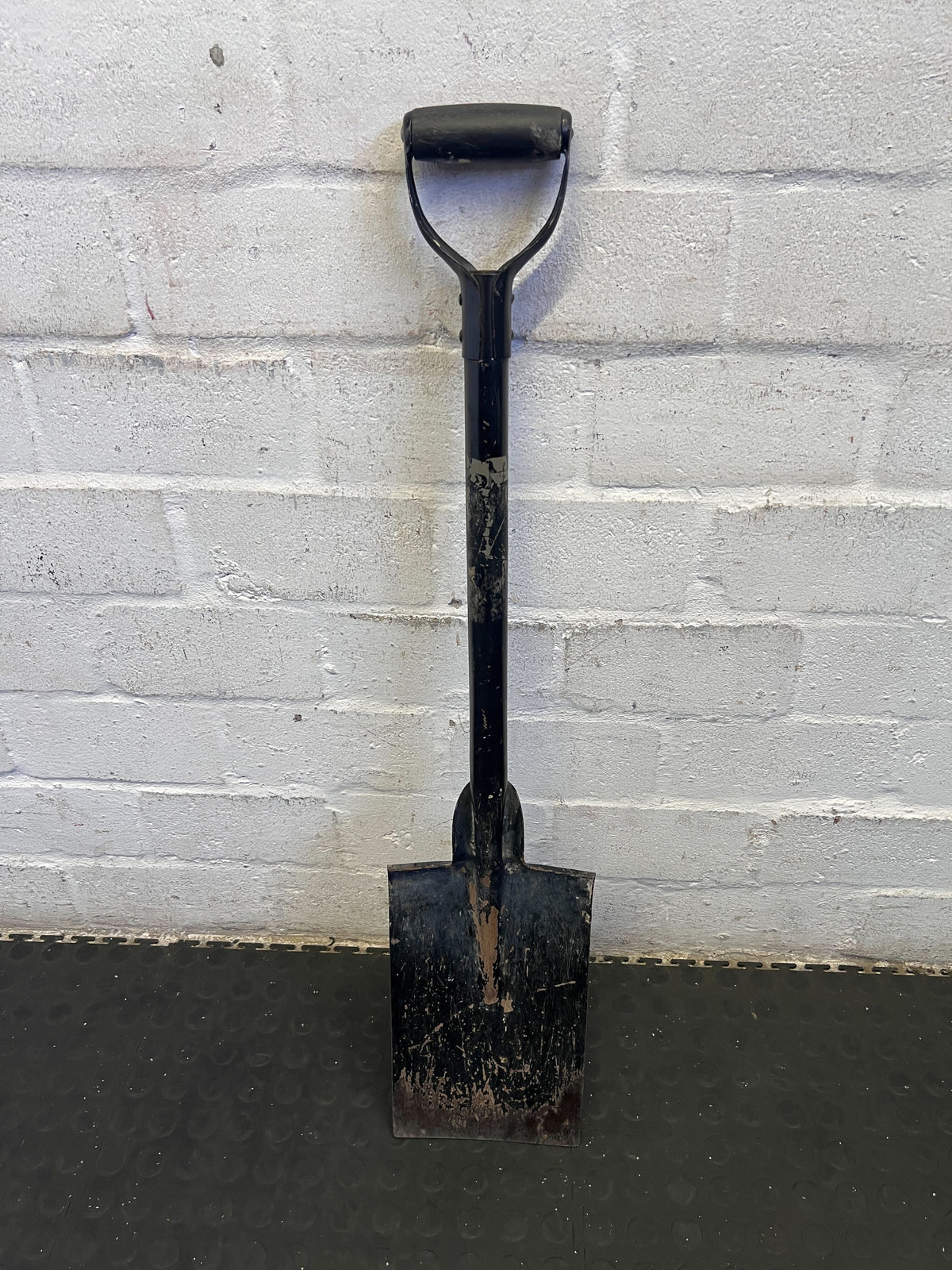 Reliable Black D-Handle Garden Shovel - 2ndhandwarehouse.com