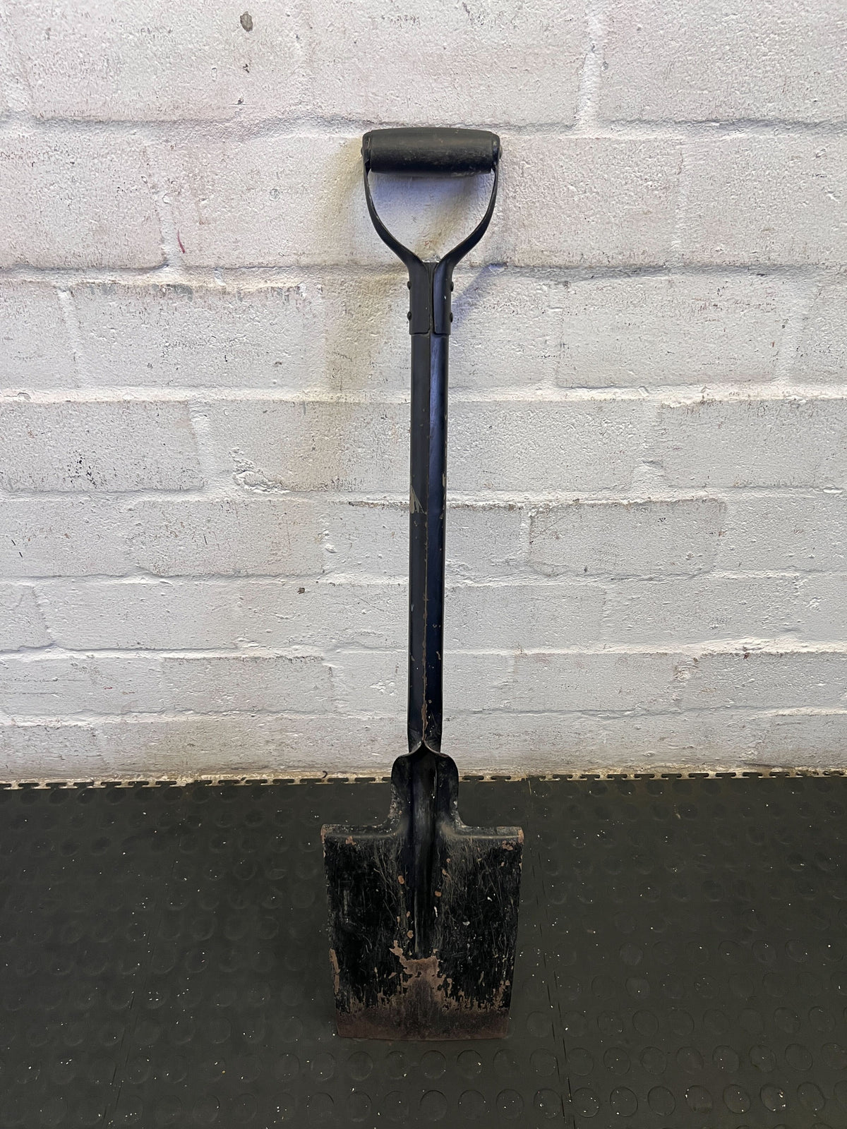 Reliable Black D-Handle Garden Shovel - 2ndhandwarehouse.com