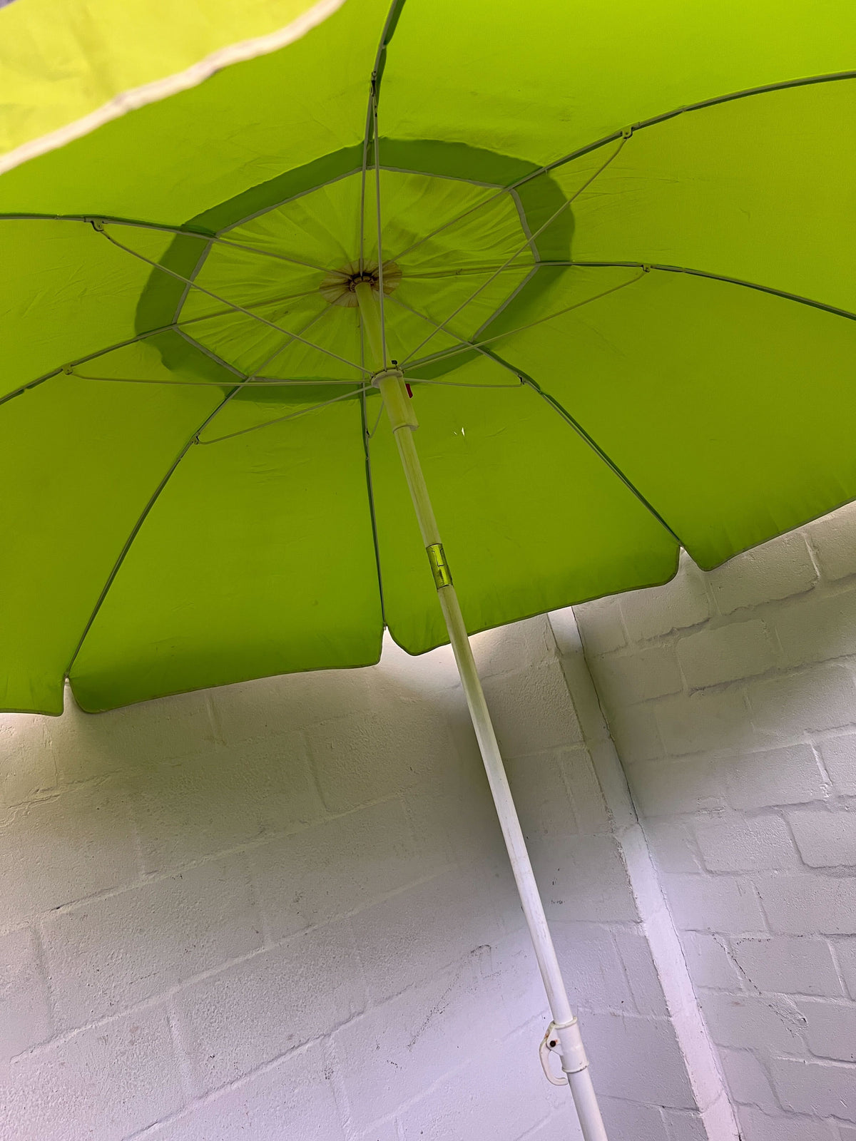 Vibrant Green Beach & Patio Umbrella with White Trim ✨ - 2ndhandwarehouse.com