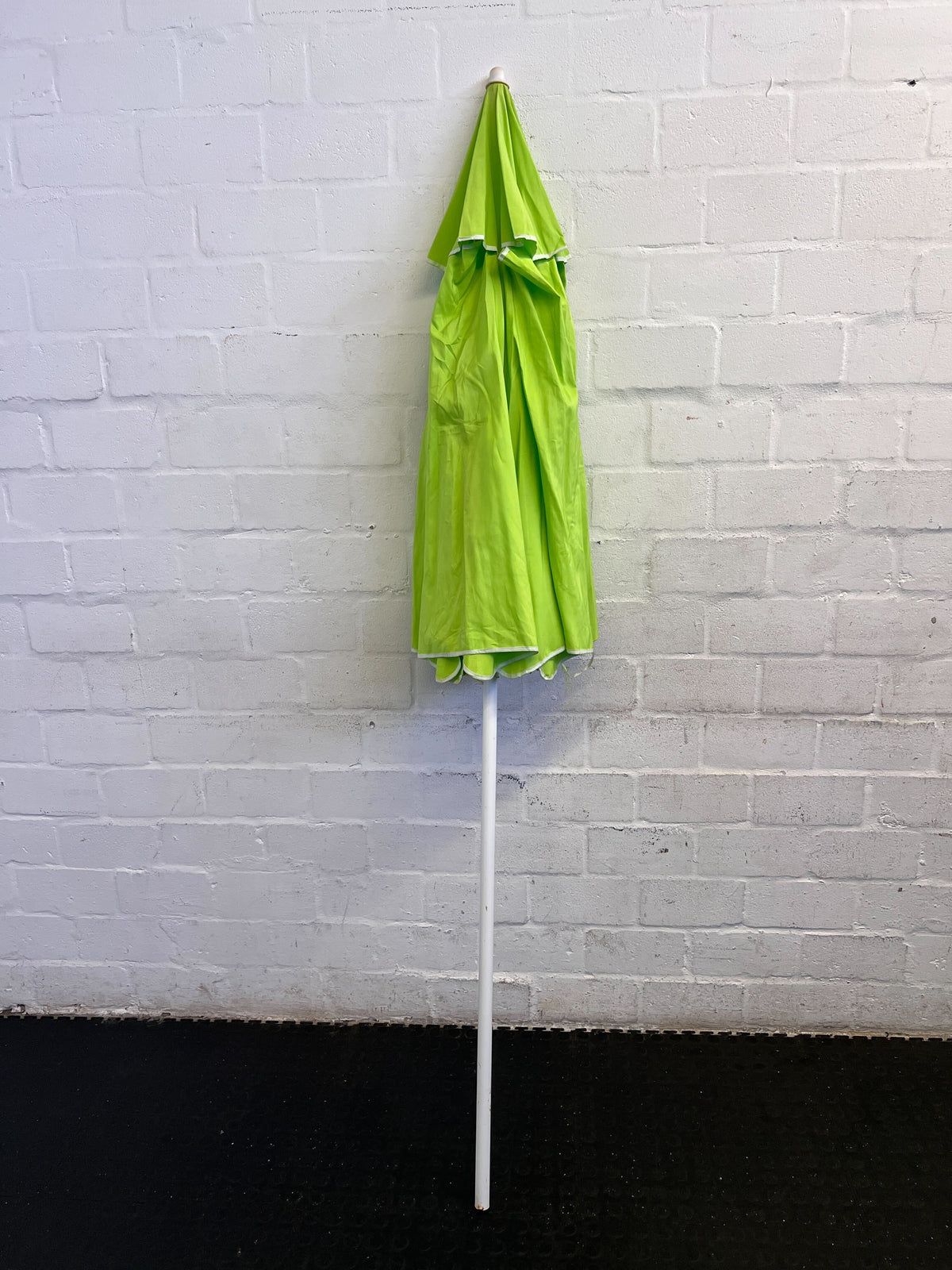 Vibrant Green Beach & Patio Umbrella with White Trim ✨ - 2ndhandwarehouse.com