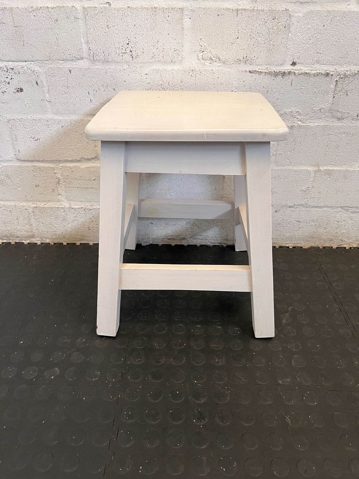 Pine stool white  -Rec09SJCXPM1P- GOOD TO UPLOAD - Good