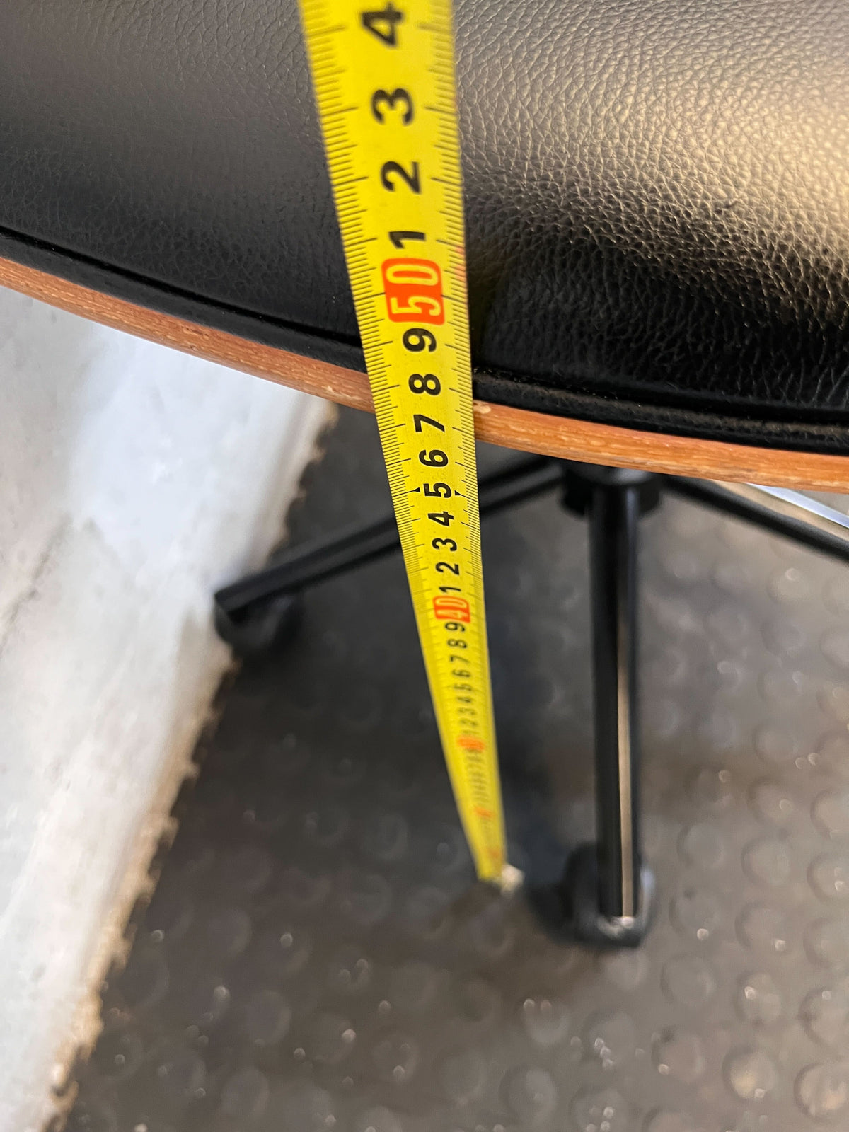 Stylish Mid-Century Modern Swivel Office Chair