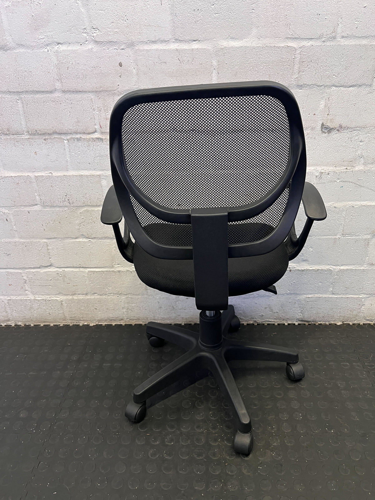 Comfortable Black Mesh Office Chair with Armrests
