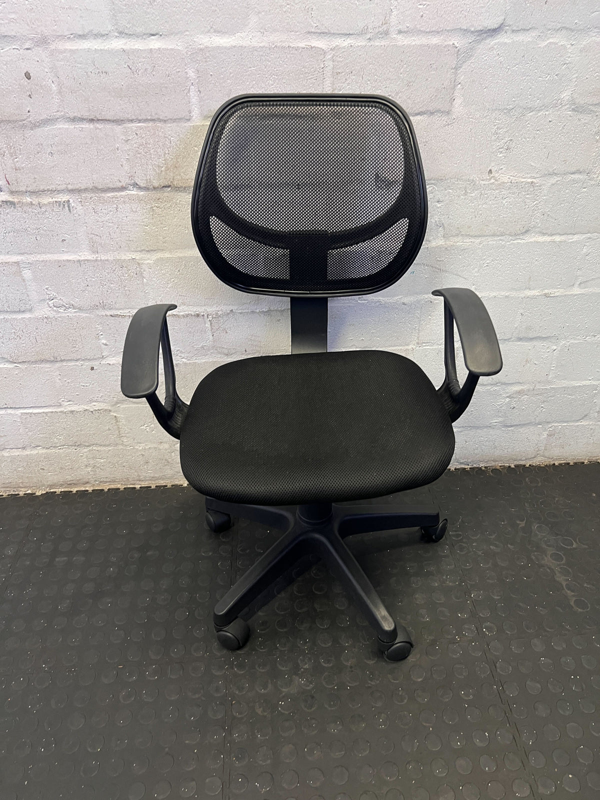 Comfortable Black Mesh Office Chair with Armrests