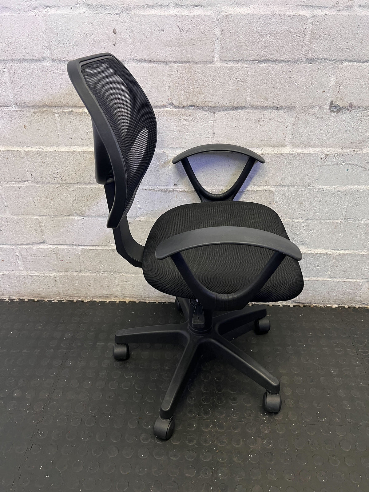 Comfortable Black Mesh Office Chair with Armrests