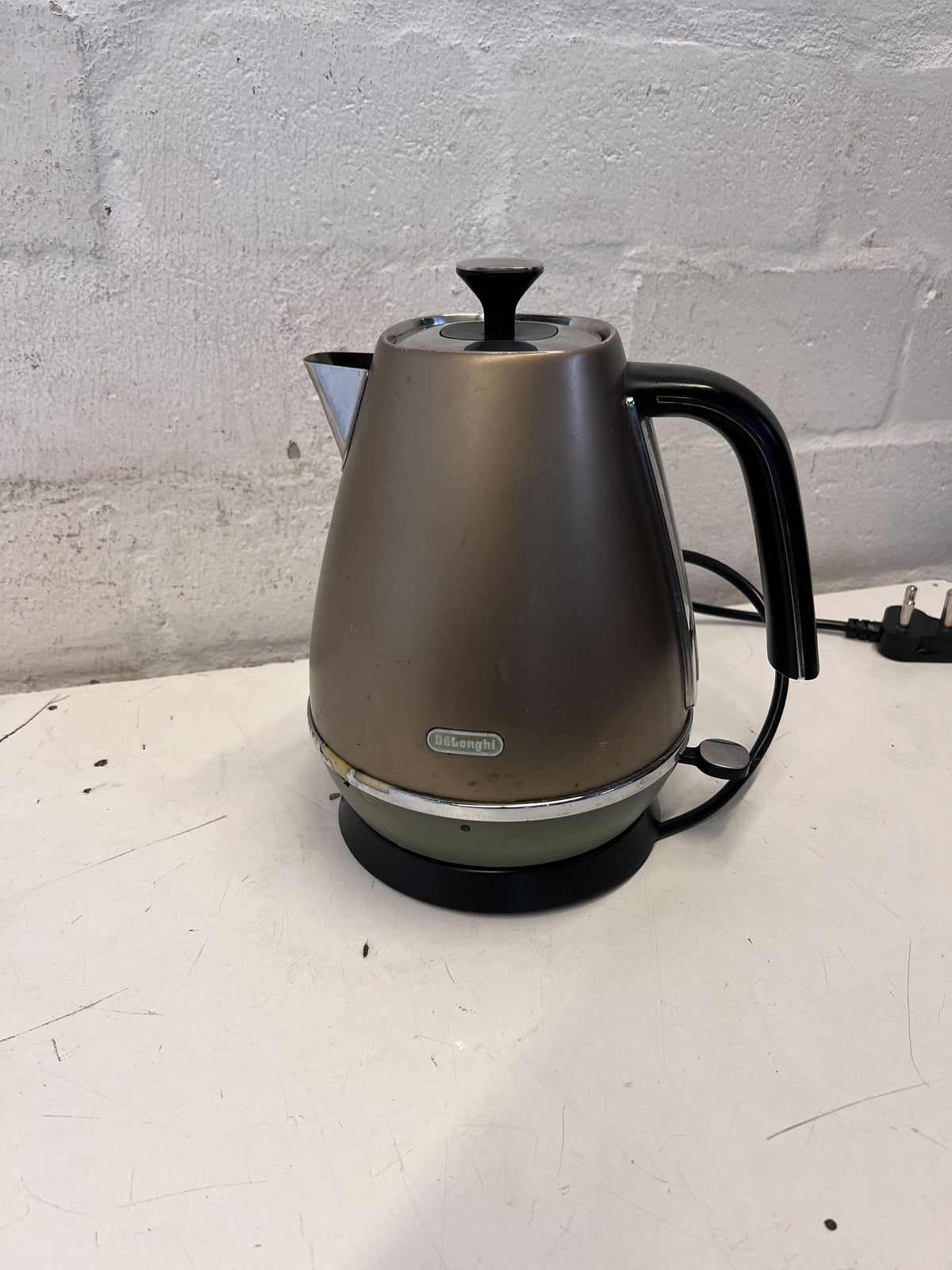De'Longhi Modern Bronze Electric Kettle - Pre-Loved Kitchen Essential