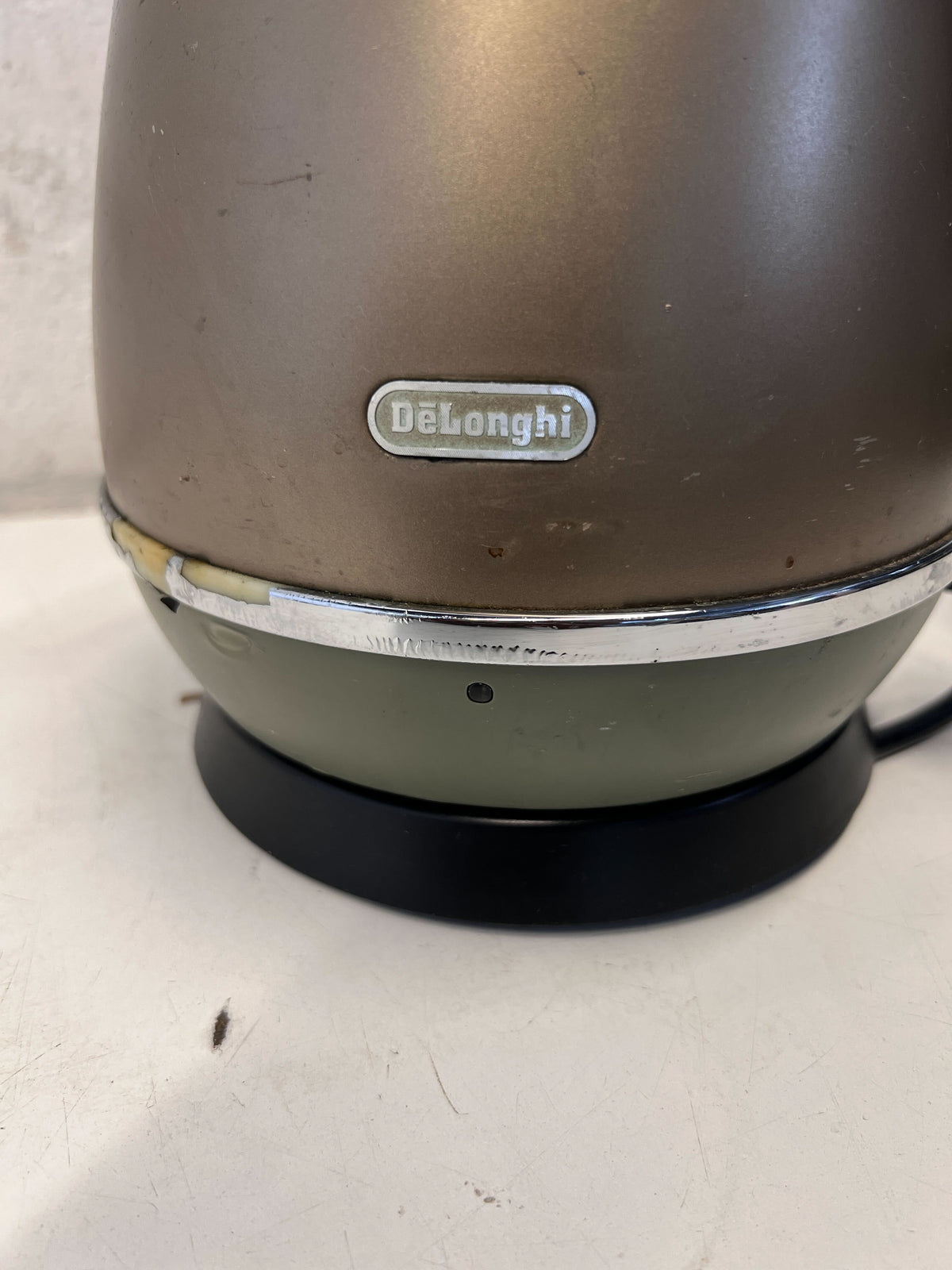 De'Longhi Modern Bronze Electric Kettle - Pre-Loved Kitchen Essential