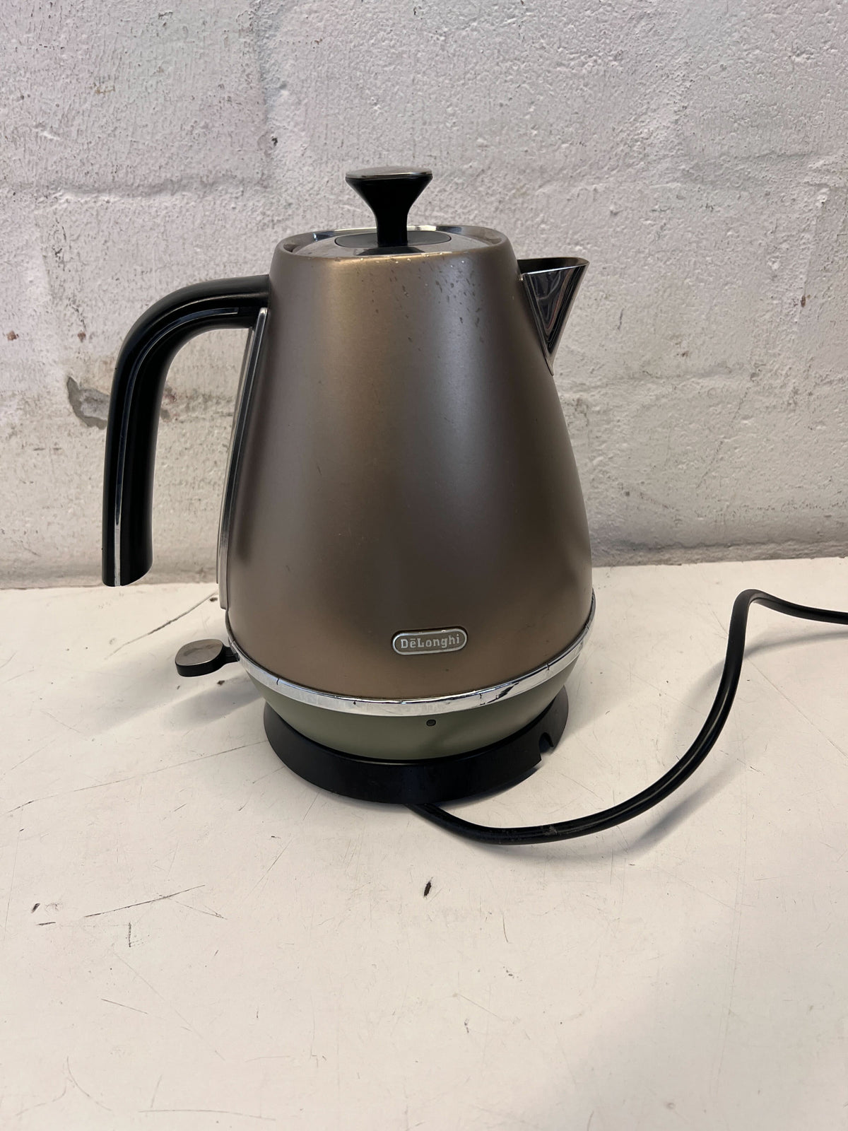 De'Longhi Modern Bronze Electric Kettle - Pre-Loved Kitchen Essential