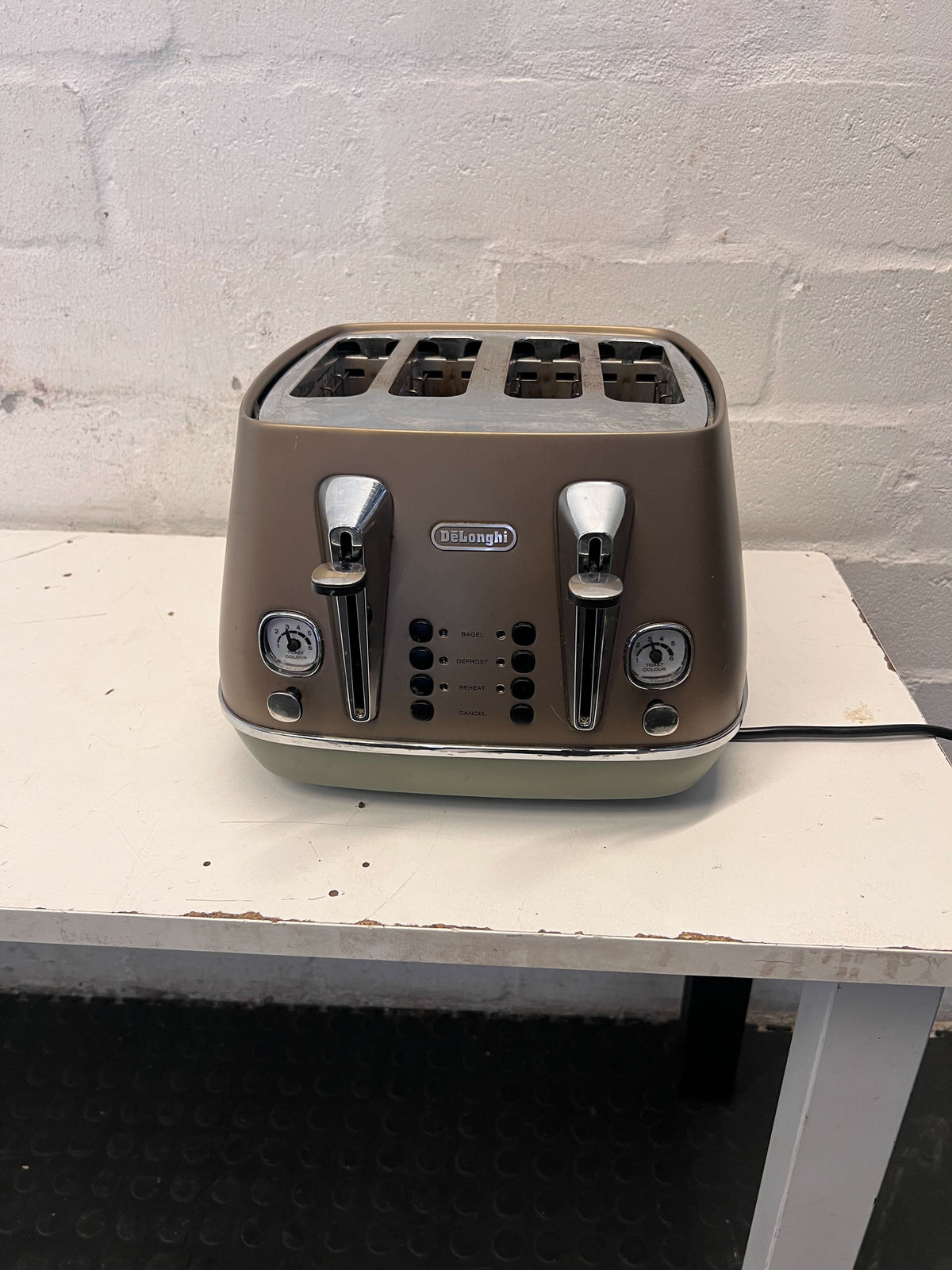 Stylish DeLonghi 4-Slice Toaster