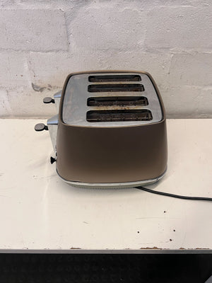 Stylish DeLonghi 4-Slice Toaster