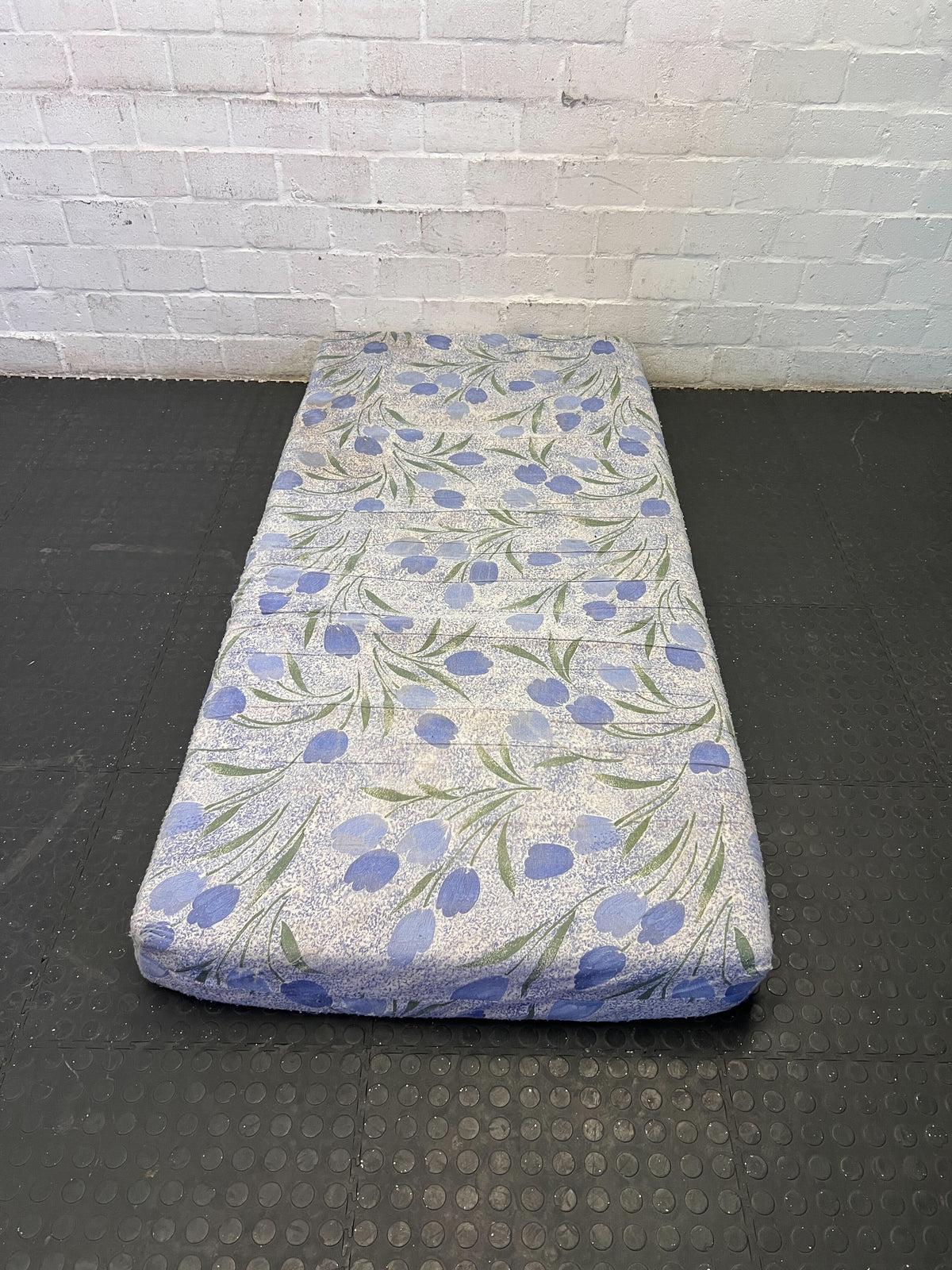Charming Blue Floral Foldable Mattress - Versatile Sleeper Mat