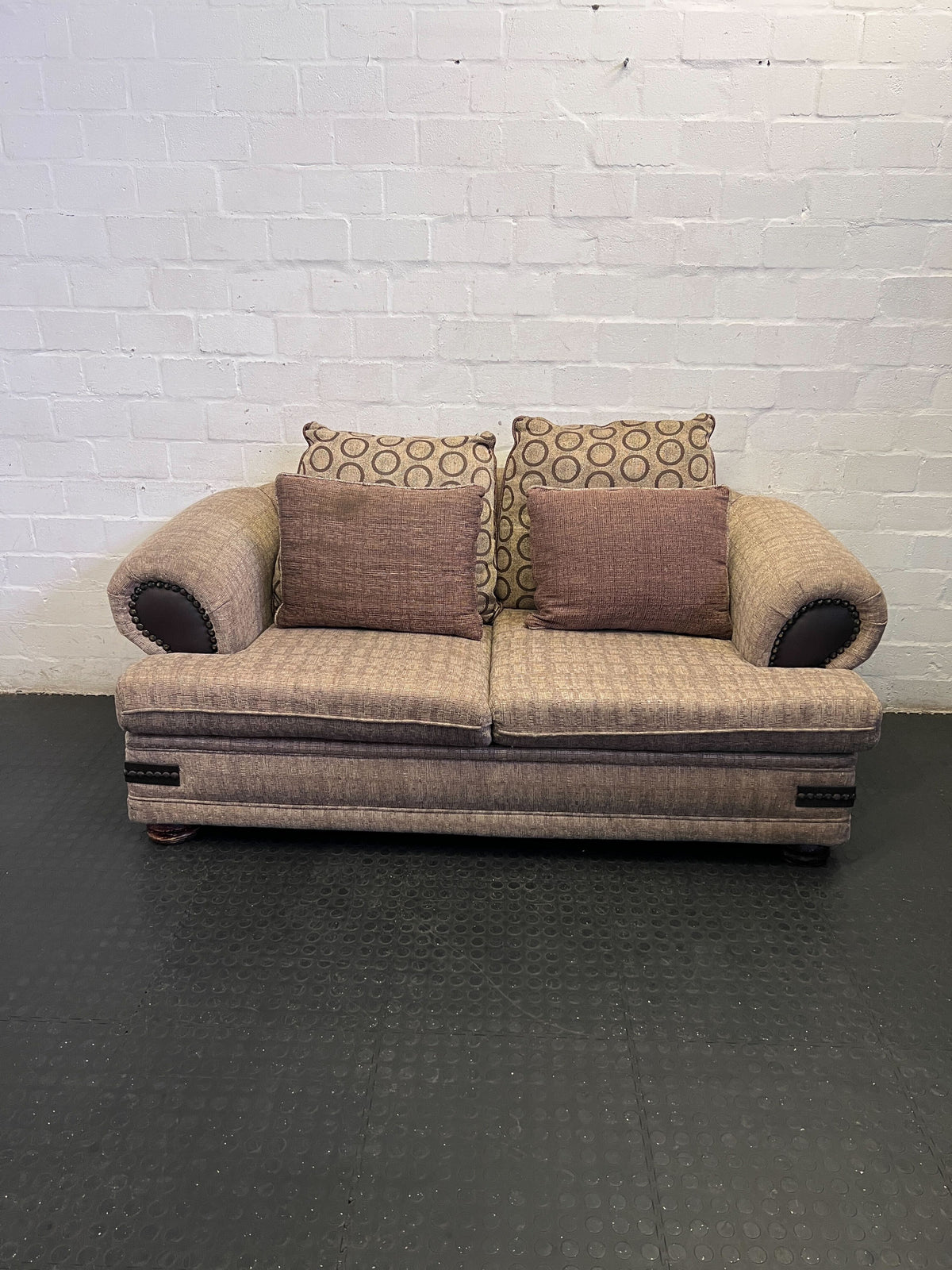 Charming Patterned Two-Seater Sofa with Accent Pillows ✨