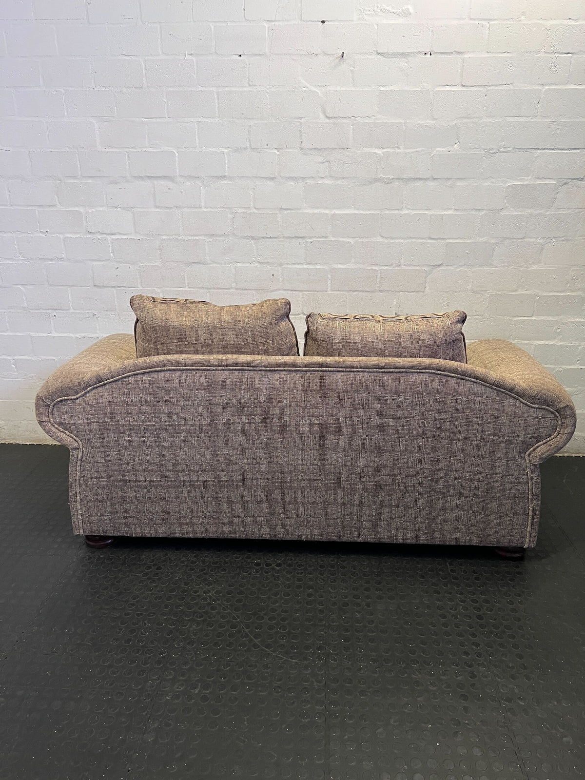 Charming Patterned Two-Seater Sofa with Accent Pillows ✨