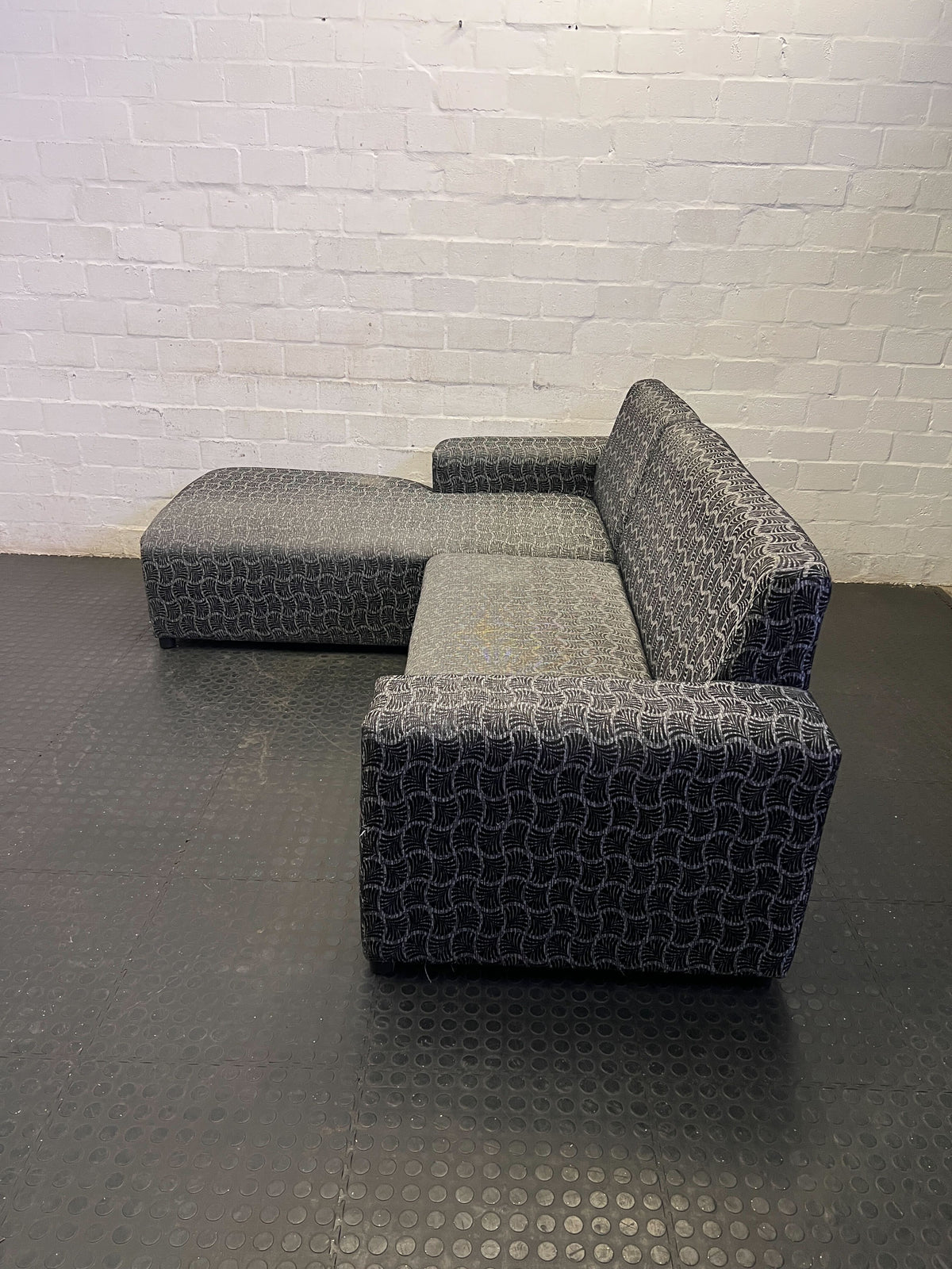 Modern Grey Patterned Chaise Sofa - Sectional Comfort