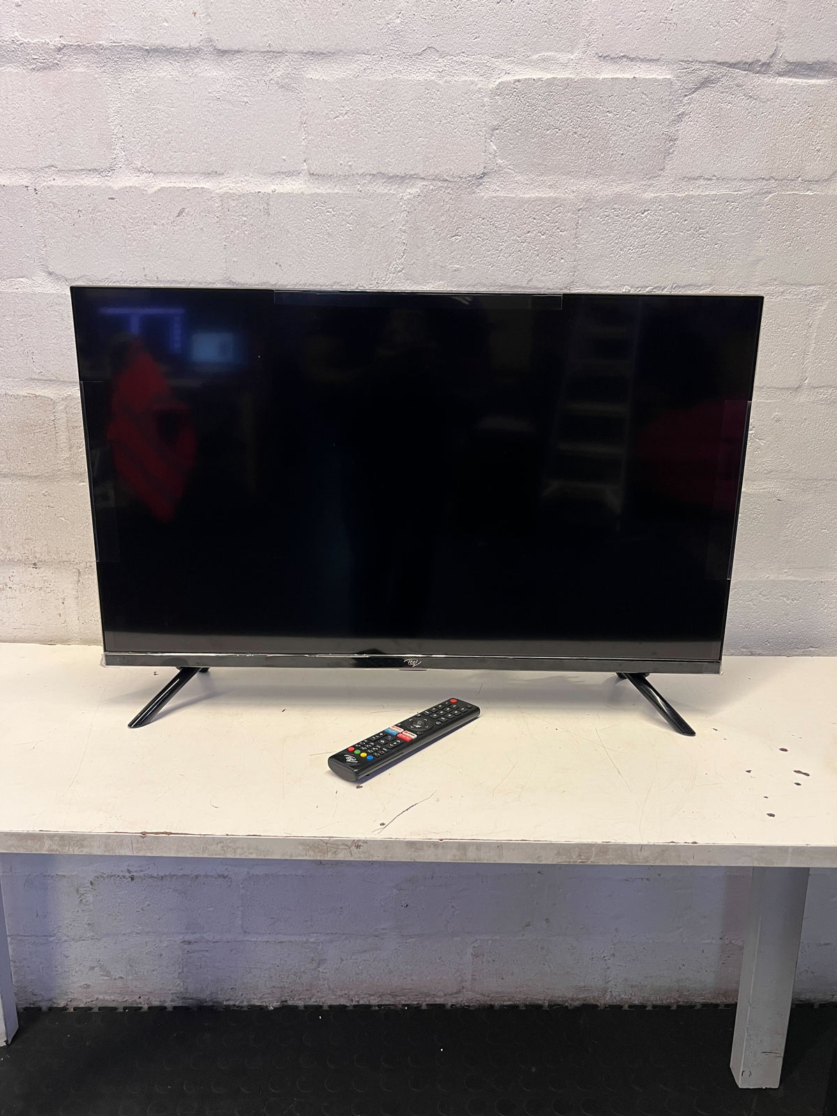 Itel Black Flat Screen 32 inch TV with Remote