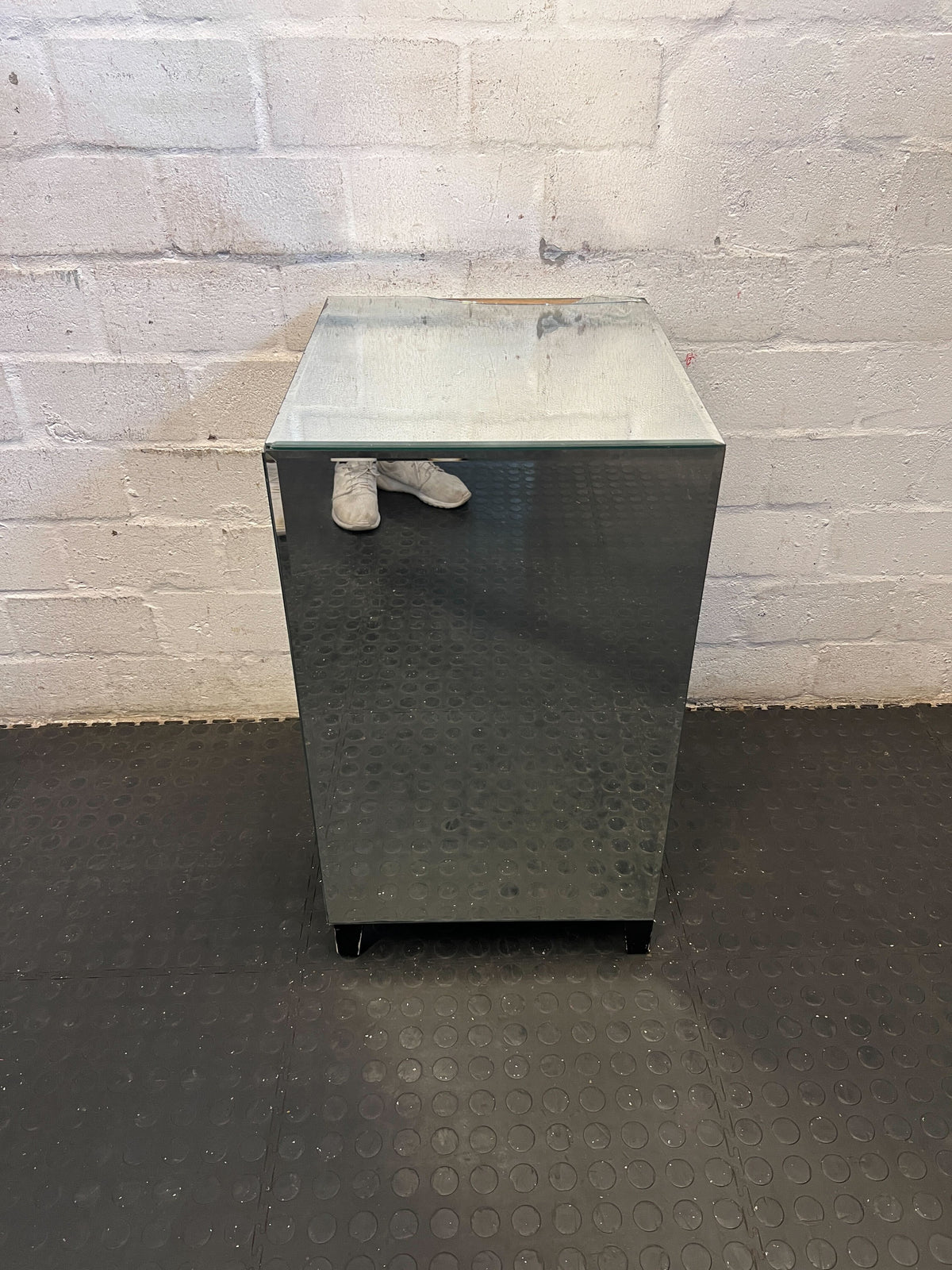 Some visible damages on mirrors -Elegant Mirrored 3-Drawer Bedside Cabinet with damage