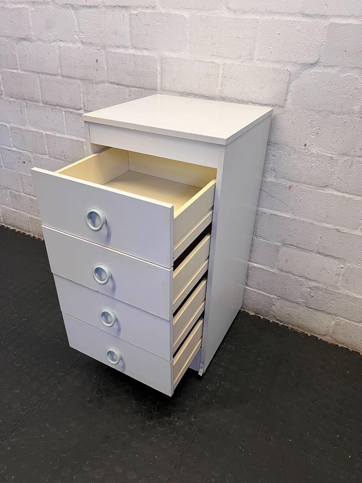 Chic Pale Grey 4-Drawer Dresser