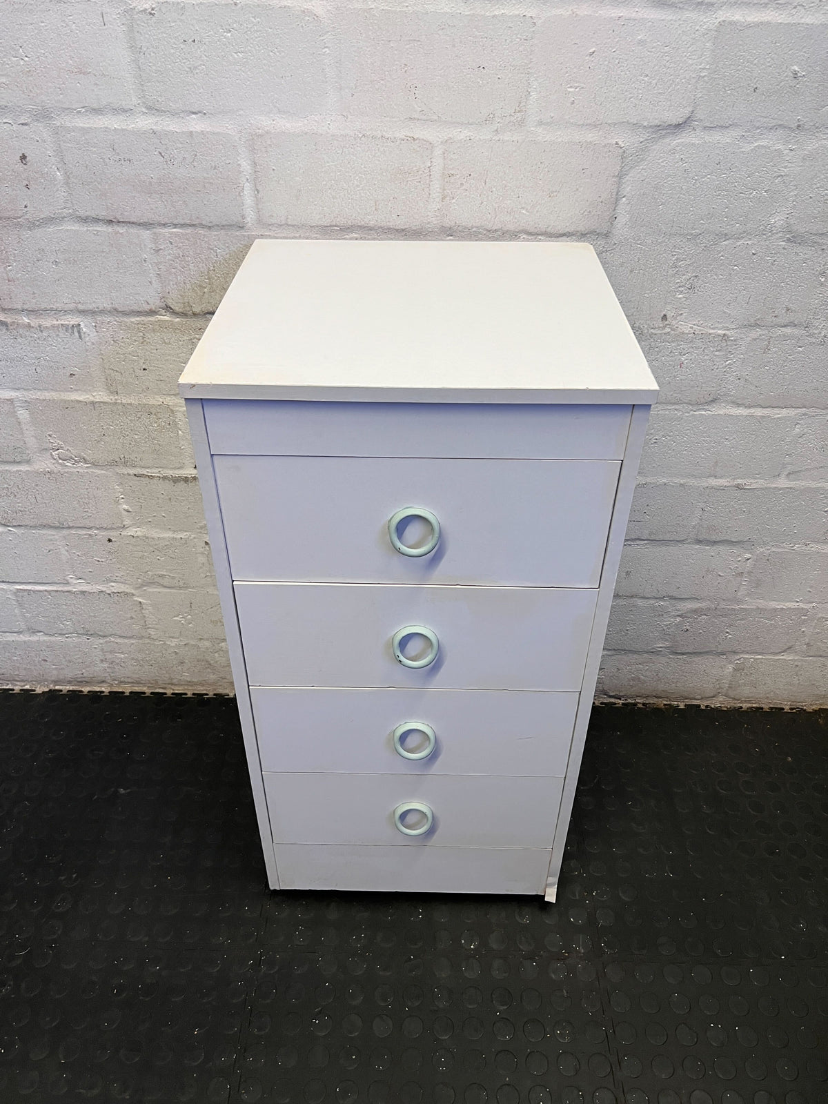 Chic Pale Grey 4-Drawer Dresser