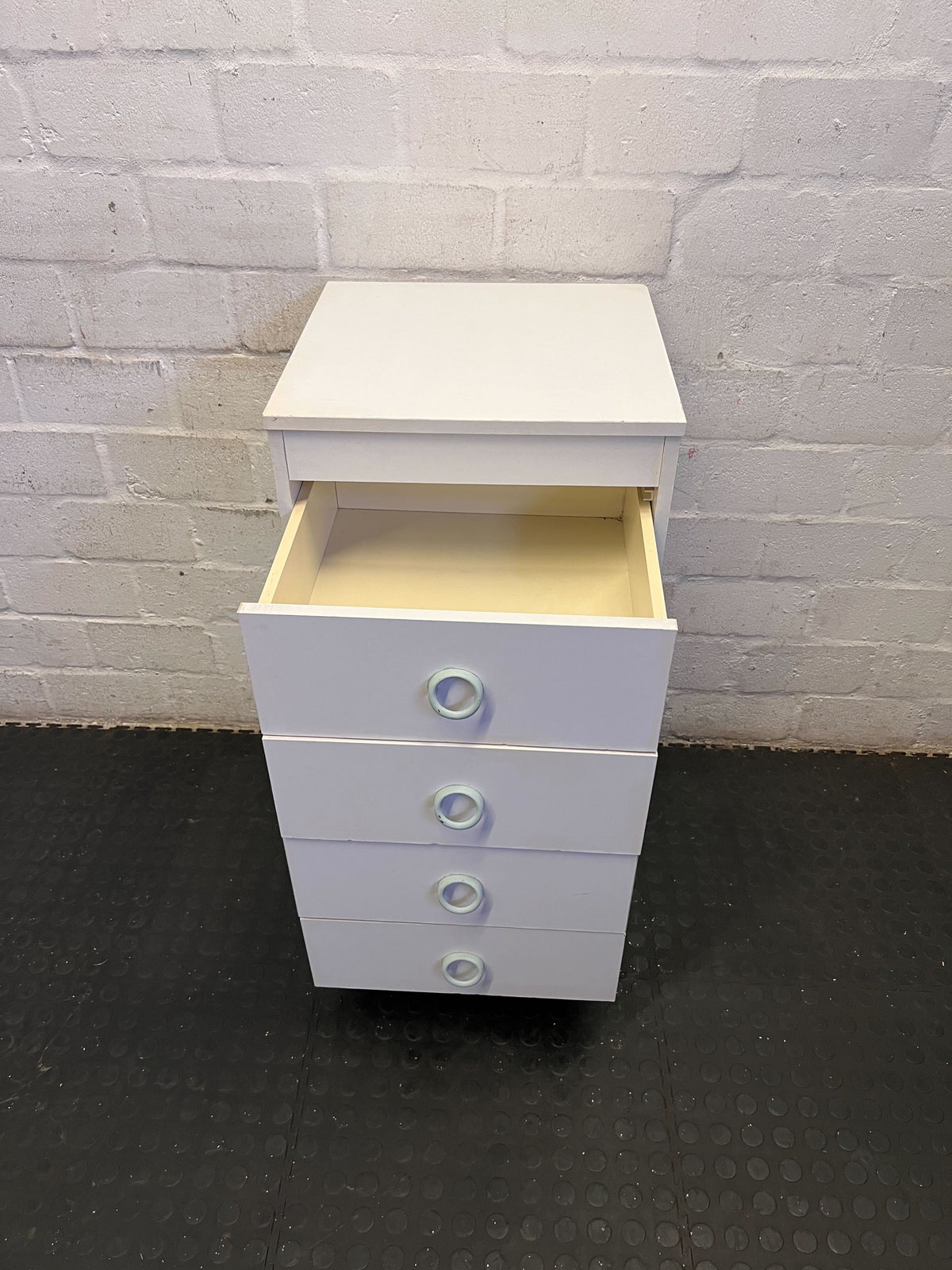 Chic Pale Grey 4-Drawer Dresser