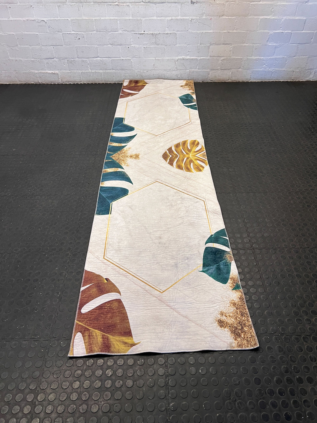 Elegant Tropical Leaf Pattern Runner Rug with Gold Accents - 2ndhandwarehouse.com