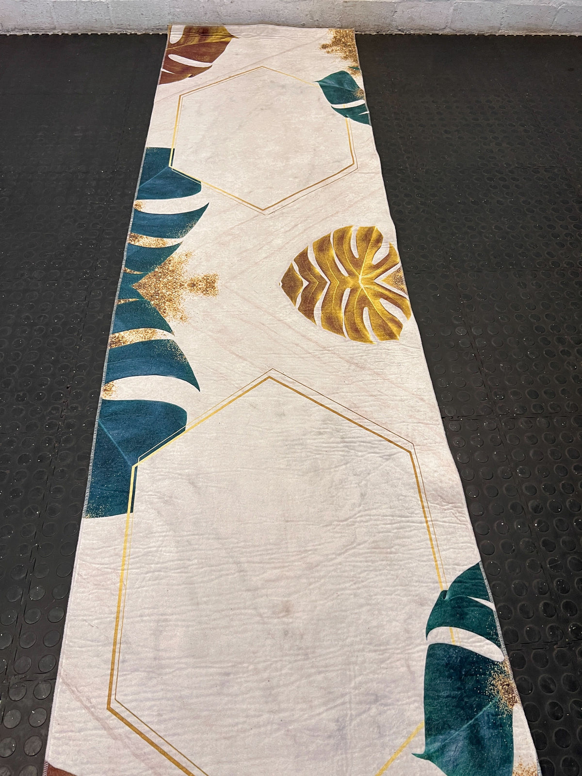 Elegant Tropical Leaf Pattern Runner Rug with Gold Accents - 2ndhandwarehouse.com