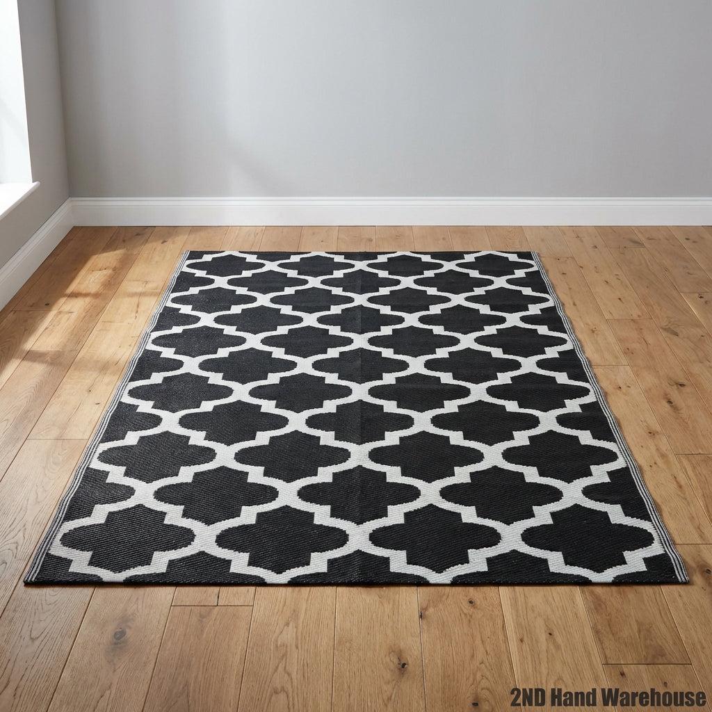 Stylish Black & White Geometric Indoor/Outdoor Rug