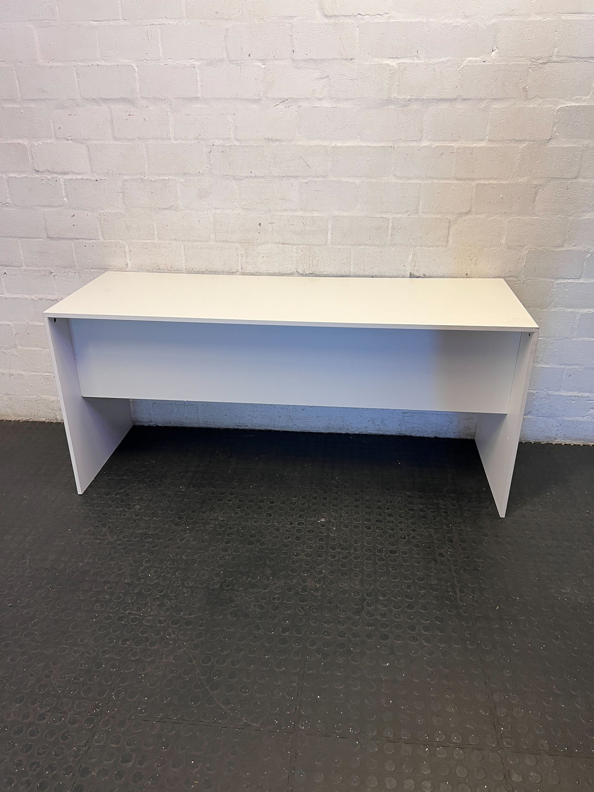 Versatile White Minimalist Desk 163 x 57cm - 2ndhandwarehouse.com