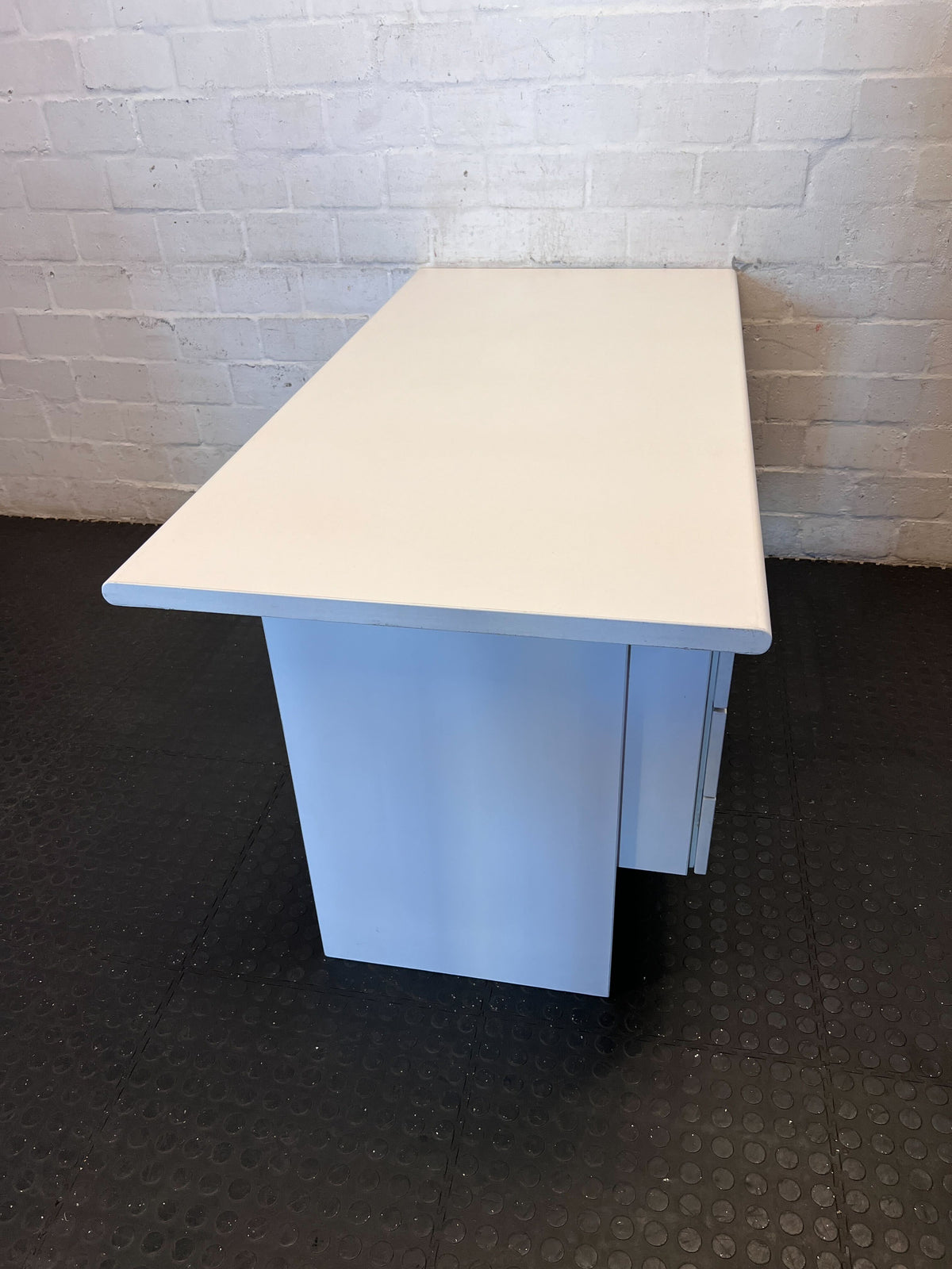 Functional Grey Office Desk with Lockable Drawers ✨ - 2ndhandwarehouse.com