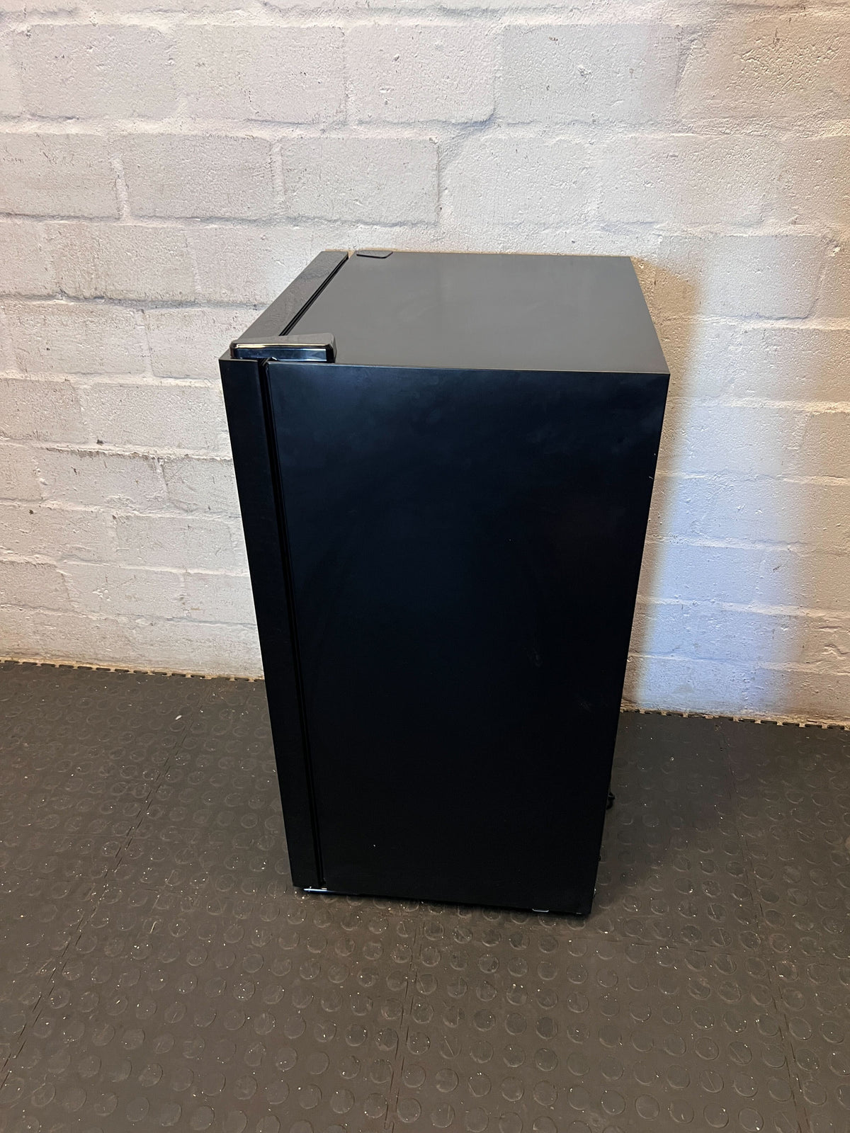 Swan Sleek Black Wine Cooler - Perfect Chill for Your Collection - 2ndhandwarehouse.com