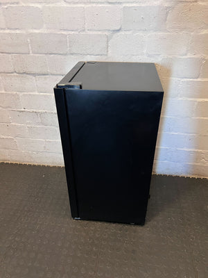 Swan Sleek Black Wine Cooler - Perfect Chill for Your Collection - 2ndhandwarehouse.com