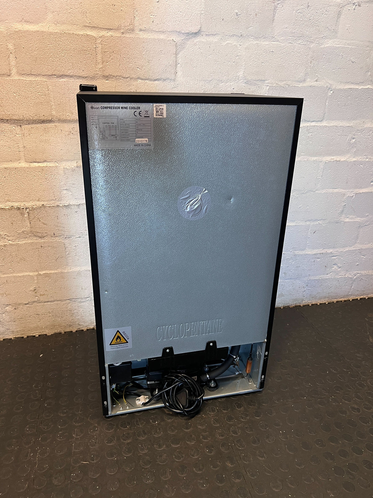 Swan Sleek Black Wine Cooler - Perfect Chill for Your Collection - 2ndhandwarehouse.com