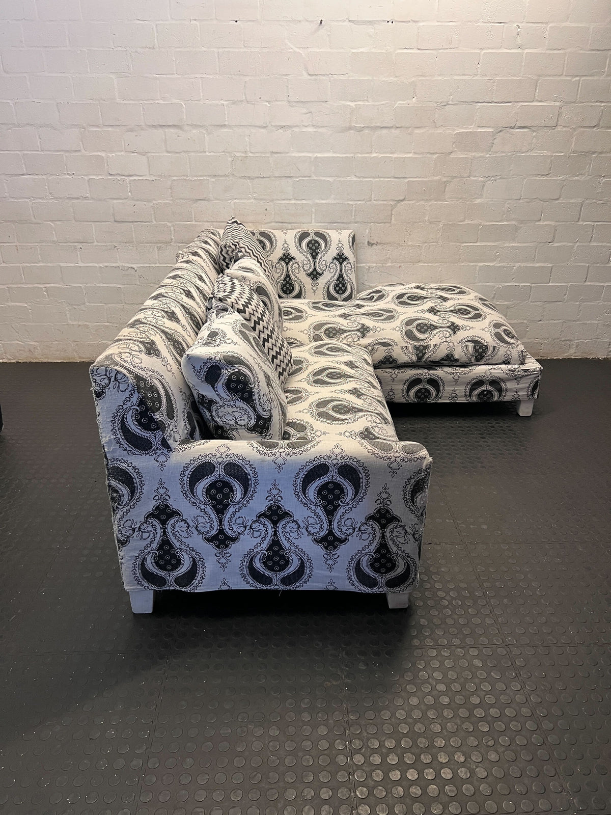 Stylish Black & White Paisley Sectional Sofa with Chaise & Cushions