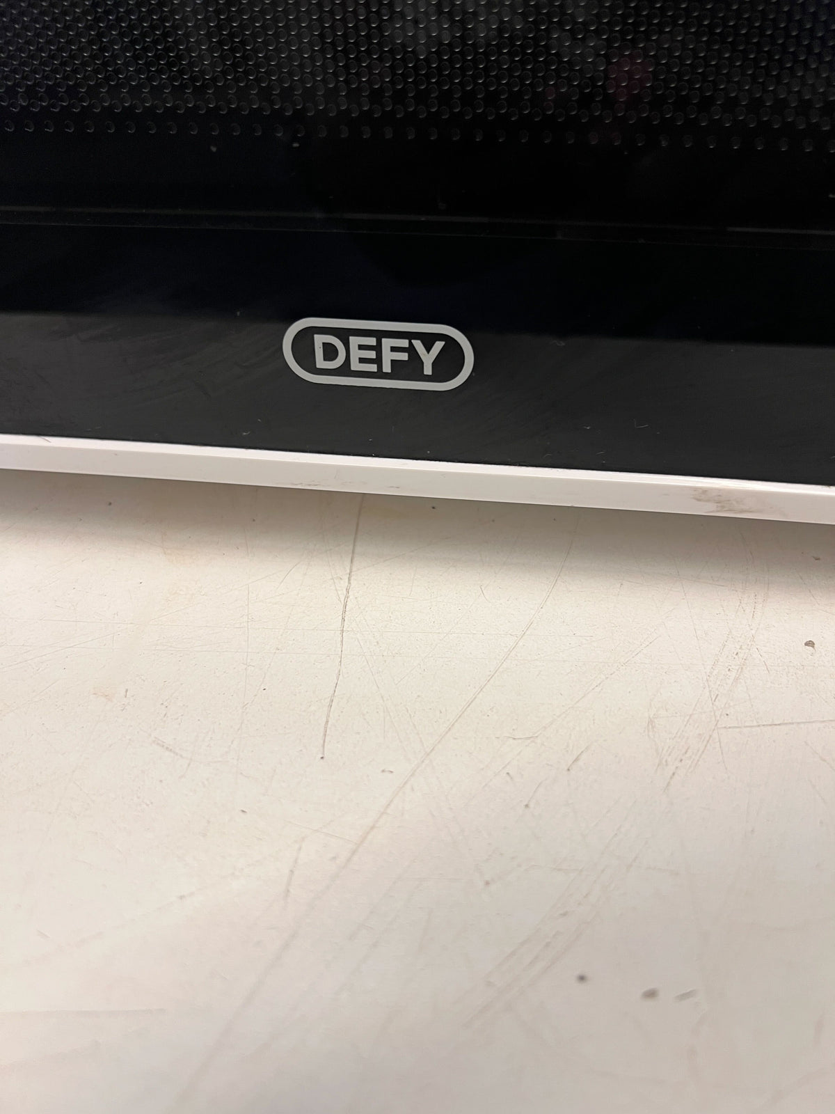 Reliable DEFY Compact White Microwave Oven - Rusted inside - 2ndhandwarehouse.com
