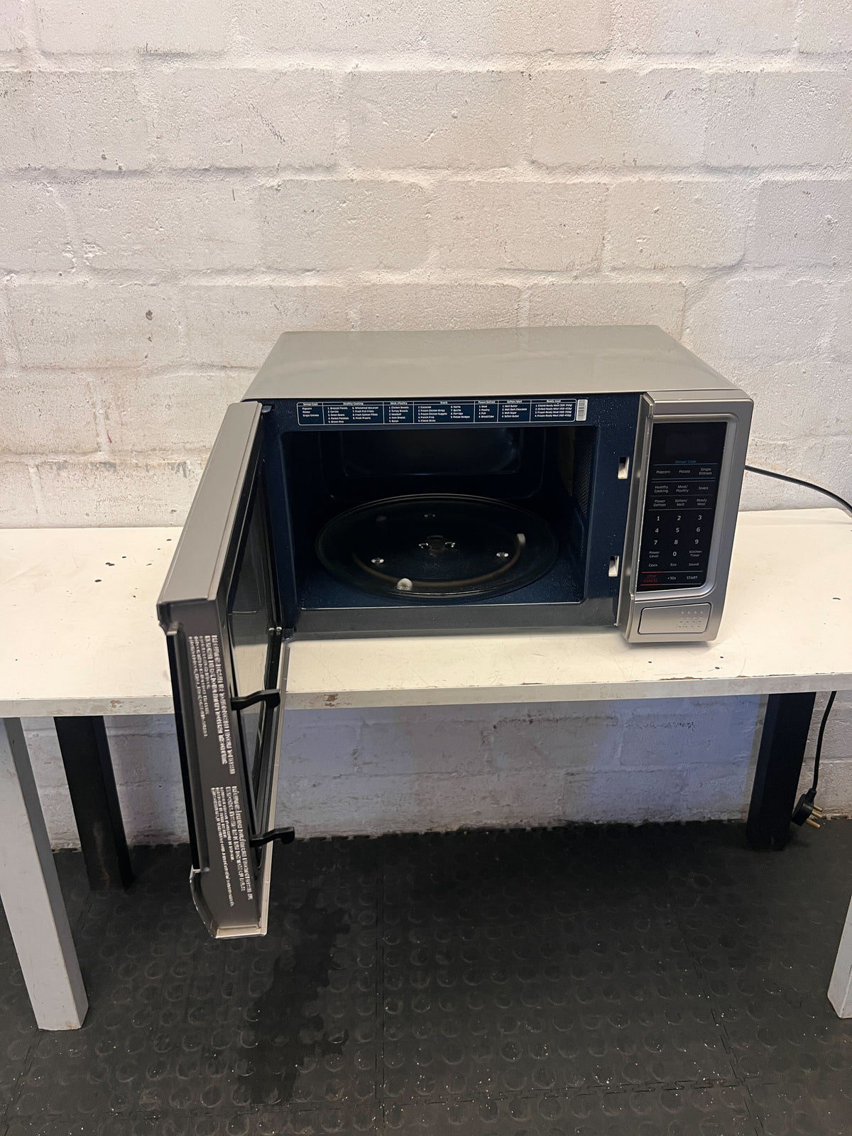 Samsung Silver Digital Microwave Oven - Excellent Condition! - 2ndhandwarehouse.com