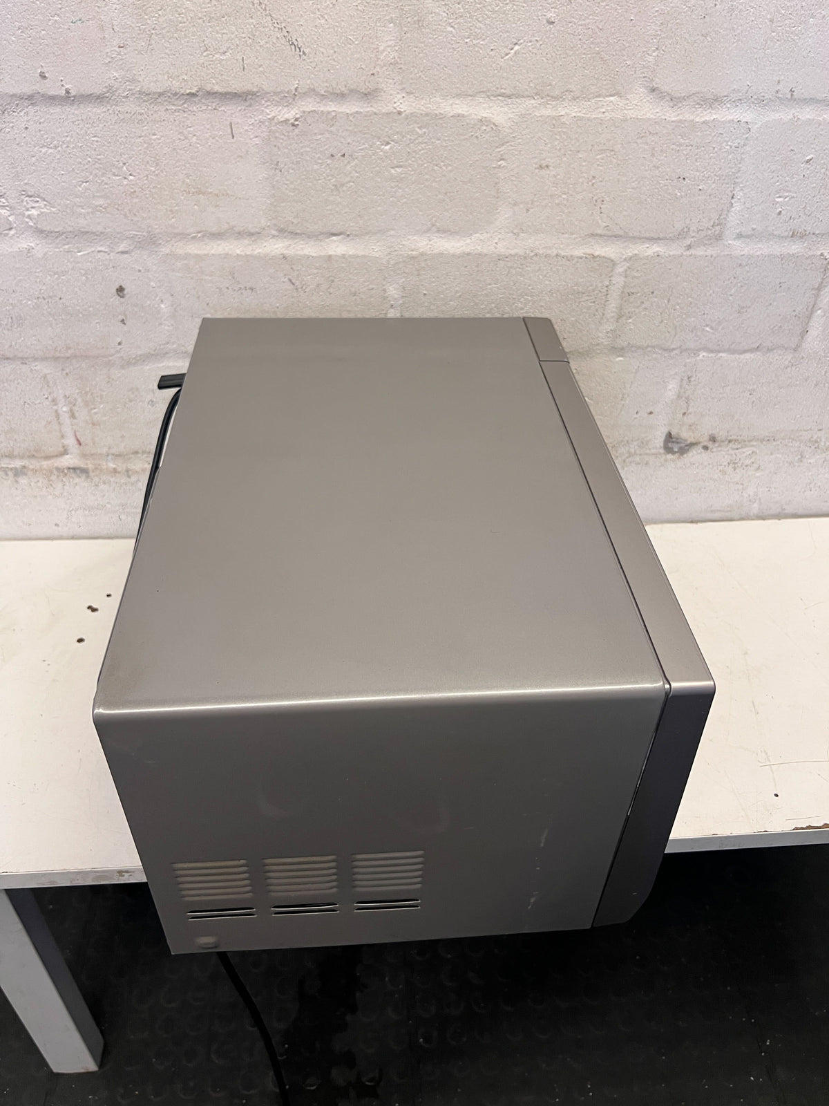 Samsung Silver Digital Microwave Oven - Excellent Condition! - 2ndhandwarehouse.com