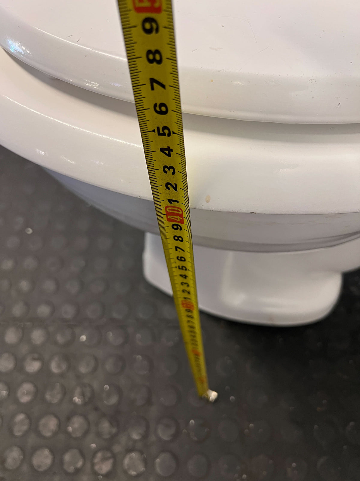 Classic White Ceramic Close-Coupled Toilet - Fair used - 2ndhandwarehouse.com