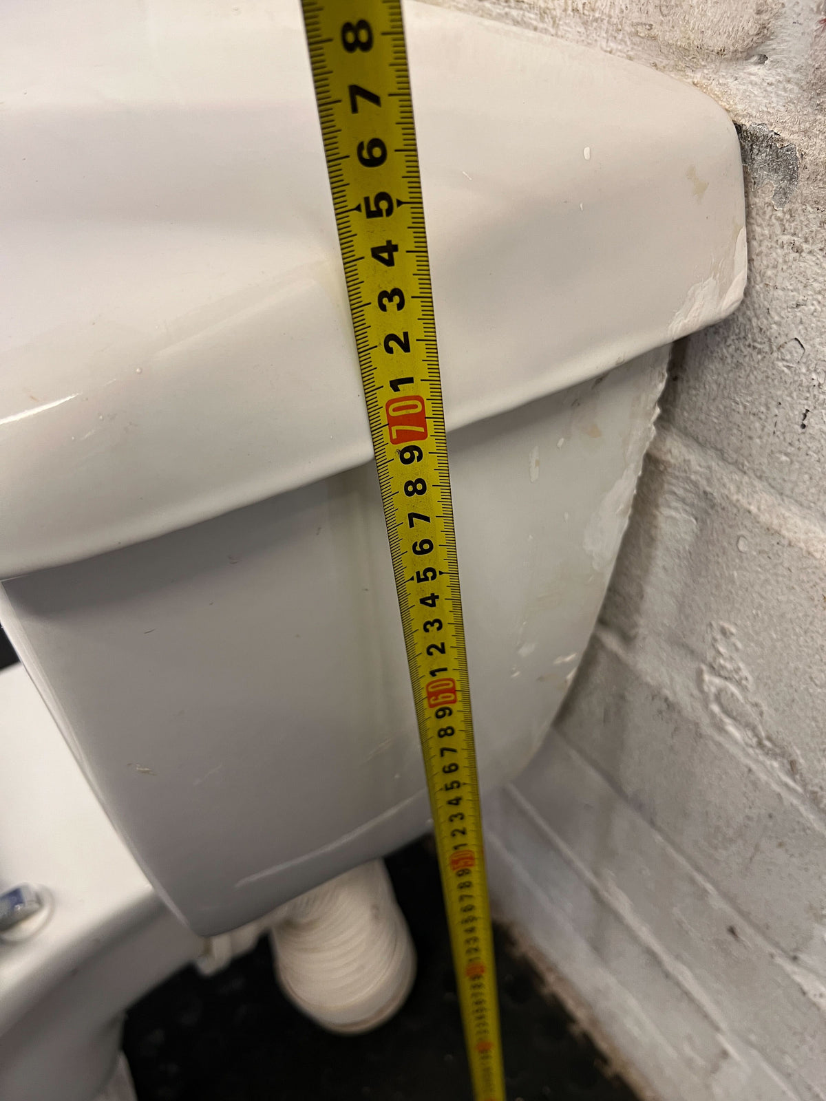 Classic White Ceramic Close-Coupled Toilet - Fair used - 2ndhandwarehouse.com