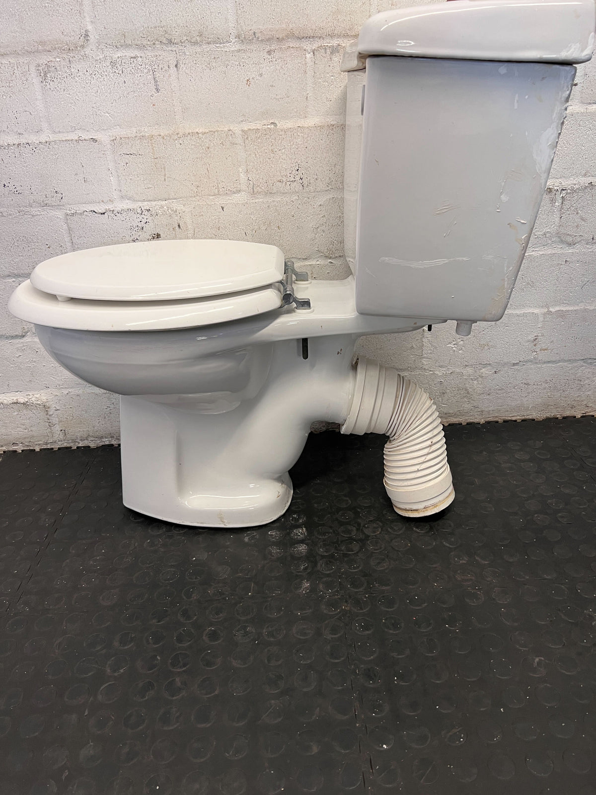 Classic White Ceramic Close-Coupled Toilet - Fair used - 2ndhandwarehouse.com