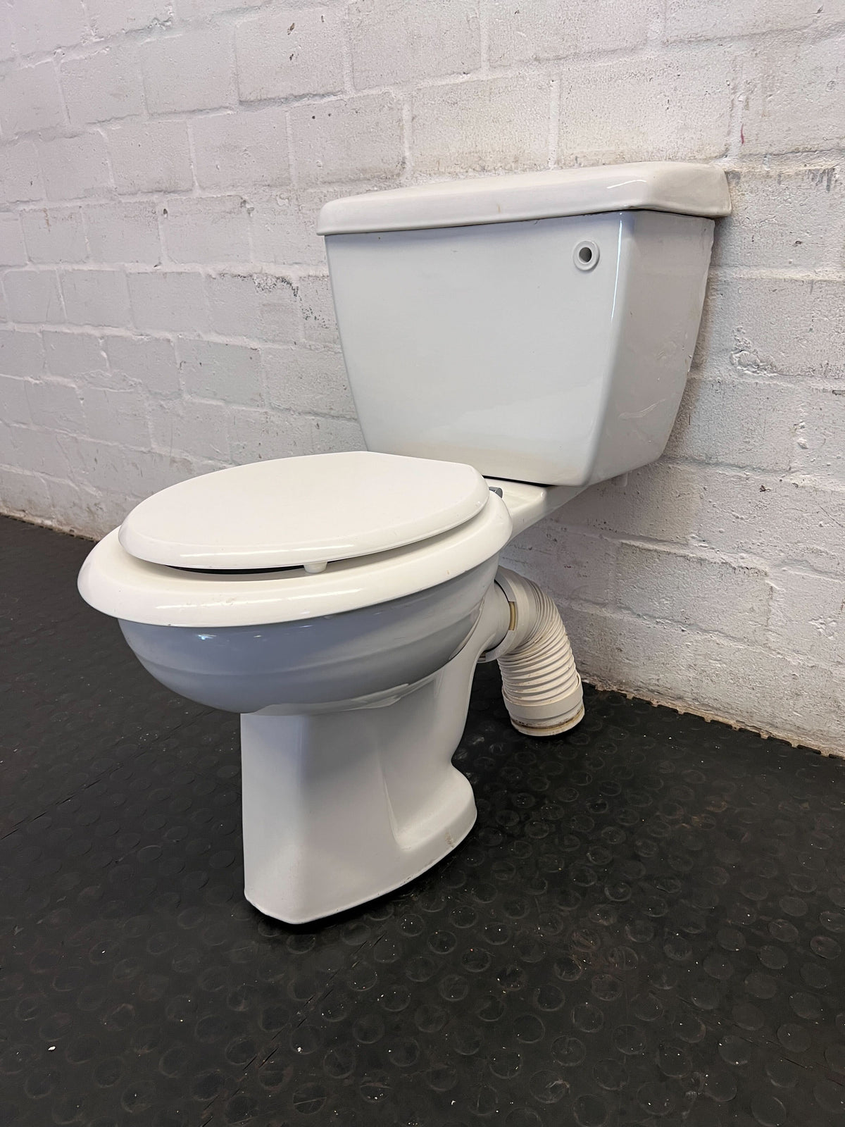 Classic White Ceramic Close-Coupled Toilet - Fair used - 2ndhandwarehouse.com