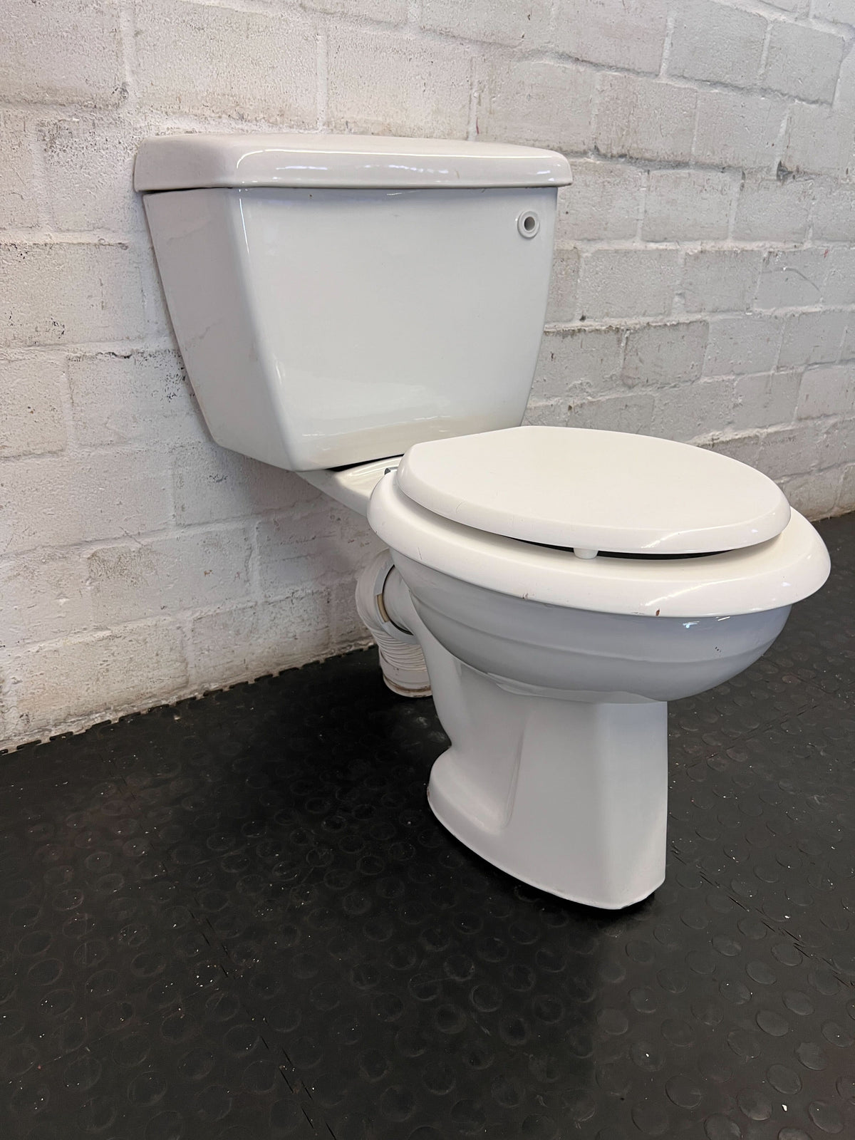 Classic White Ceramic Close-Coupled Toilet - Fair used - 2ndhandwarehouse.com