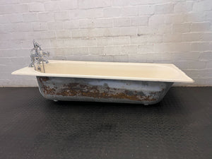 Bath tab  -Vintage Cream Bathtub with Mixer Tap - Classic Bathroom Feature  - Fair used - 2ndhandwarehouse.com