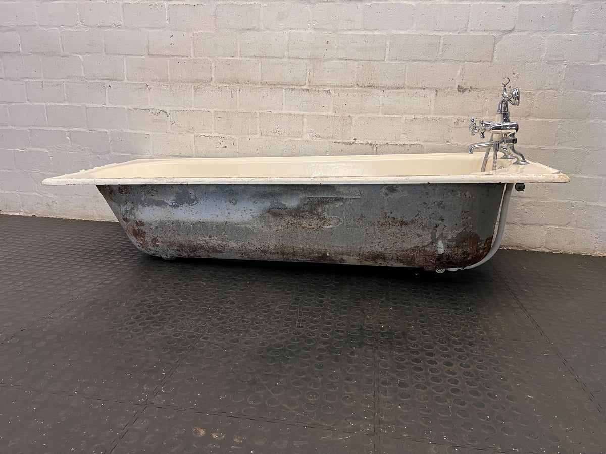 Bath tab  -Vintage Cream Bathtub with Mixer Tap - Classic Bathroom Feature  - Fair used - 2ndhandwarehouse.com